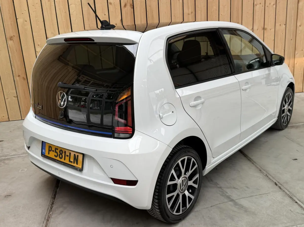 e-up! Style SoH 88% | Achteruitrijcamera | Afwijkende dakkleur | Climate & cruise control | Lichtmetalen velgen | Sfeerverlichting | Parkeersensoren achter
