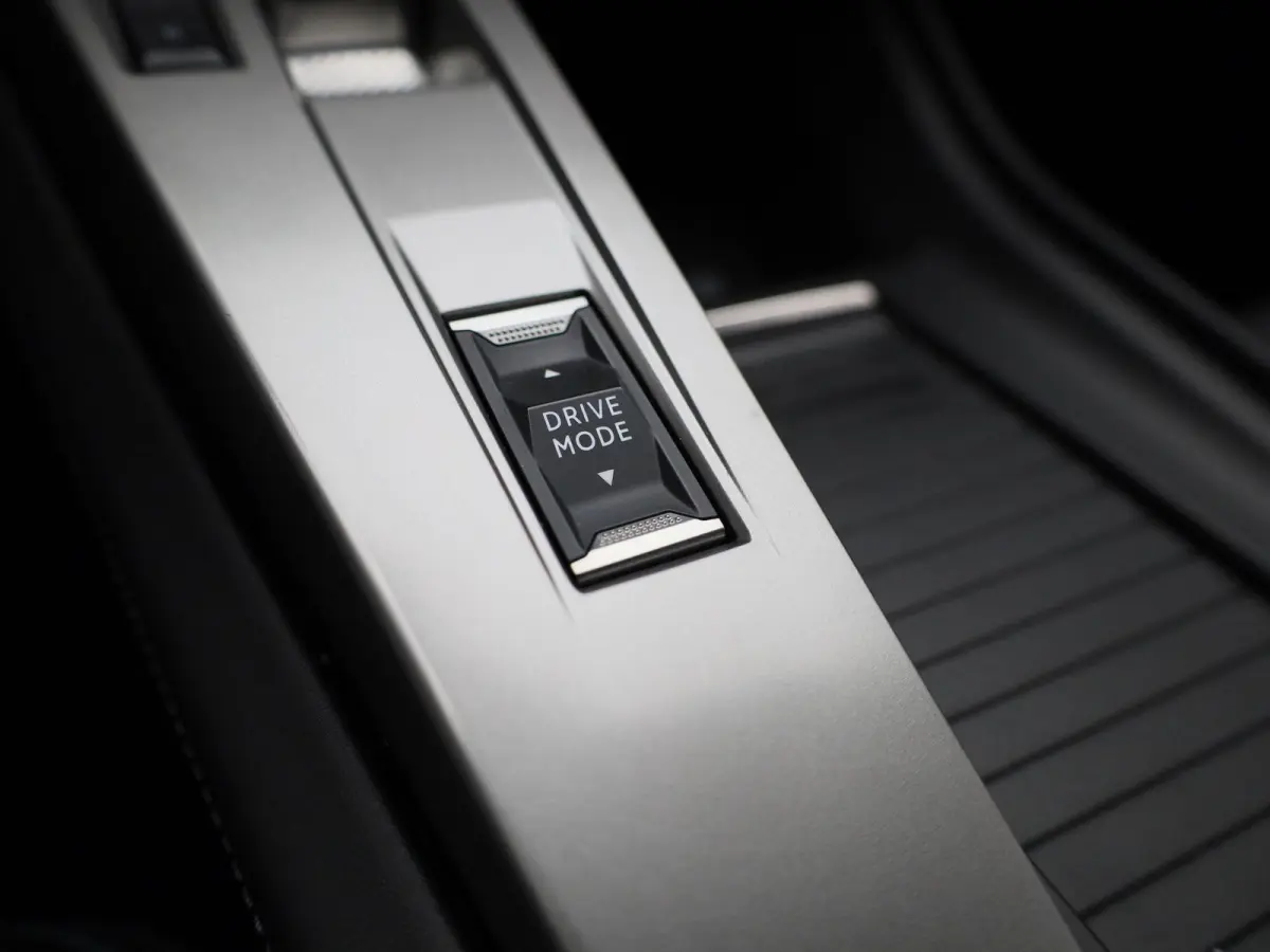 1.6 Plug-in Hybrid 180 Allure | APPLE CARPLAY | ANDROID AUTO | ACHTERUITRIJCAMERA | HALF-LEDER | DIGITAL COCKPIT | NAVIGATIE | CRUISE CONTROL | LED VERLICHTING | LICHTMETALEN VELGEN | GETINT