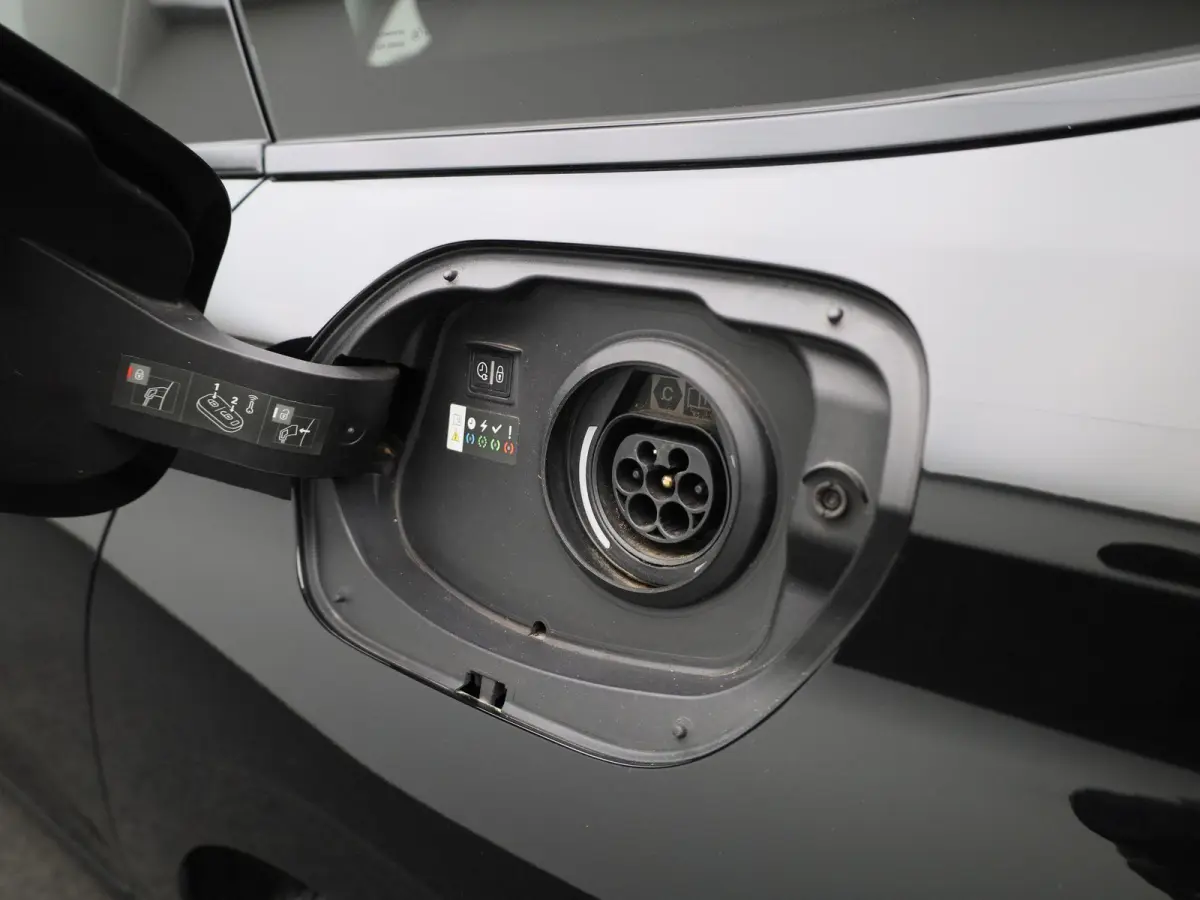 1.6 Plug-in Hybrid 180 Allure | APPLE CARPLAY | ANDROID AUTO | ACHTERUITRIJCAMERA | HALF-LEDER | DIGITAL COCKPIT | NAVIGATIE | CRUISE CONTROL | LED VERLICHTING | LICHTMETALEN VELGEN | GETINT