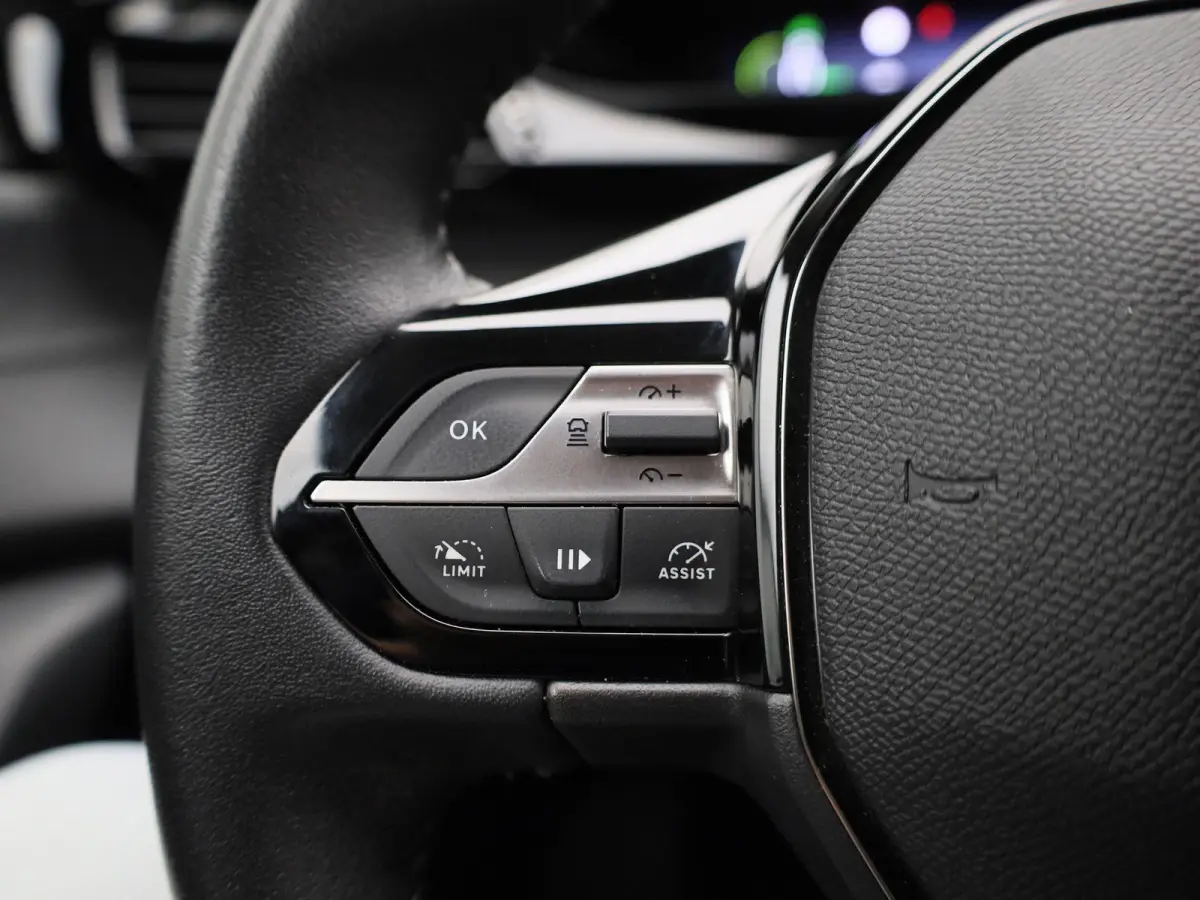 1.6 Plug-in Hybrid 180 Allure | APPLE CARPLAY | ANDROID AUTO | ACHTERUITRIJCAMERA | HALF-LEDER | DIGITAL COCKPIT | NAVIGATIE | CRUISE CONTROL | LED VERLICHTING | LICHTMETALEN VELGEN | GETINT
