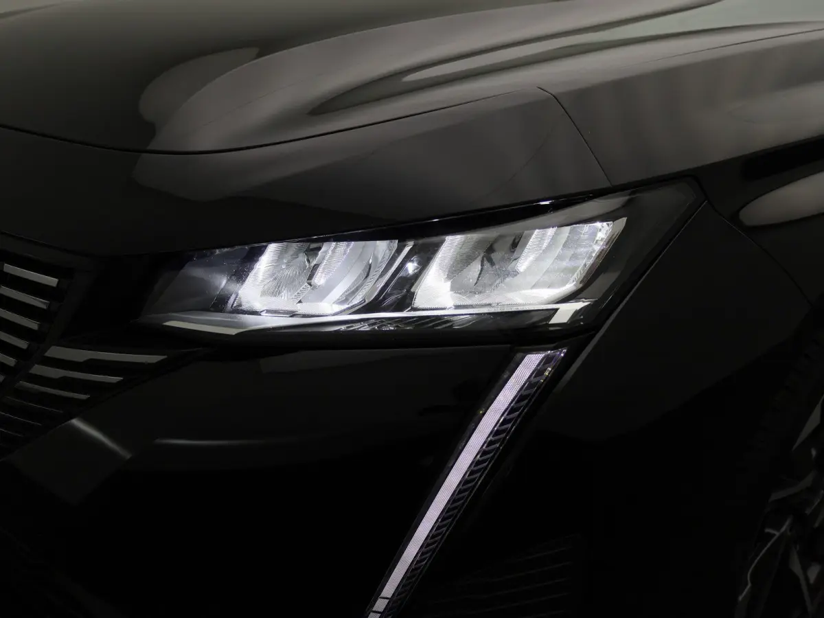 1.6 Plug-in Hybrid 180 Allure | APPLE CARPLAY | ANDROID AUTO | ACHTERUITRIJCAMERA | HALF-LEDER | DIGITAL COCKPIT | NAVIGATIE | CRUISE CONTROL | LED VERLICHTING | LICHTMETALEN VELGEN | GETINT