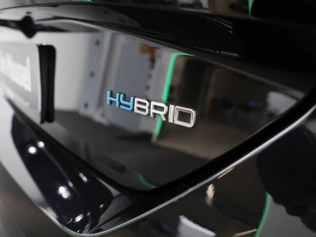 1.6 Plug-in Hybrid 180 Allure | APPLE CARPLAY | ANDROID AUTO | ACHTERUITRIJCAMERA | HALF-LEDER | DIGITAL COCKPIT | NAVIGATIE | CRUISE CONTROL | LED VERLICHTING | LICHTMETALEN VELGEN | GETINT