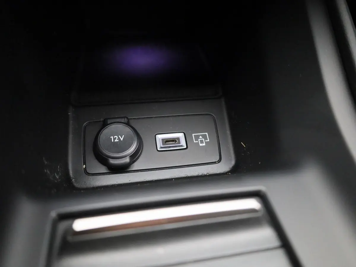 1.6 Plug-in Hybrid 180 Allure | APPLE CARPLAY | ANDROID AUTO | ACHTERUITRIJCAMERA | HALF-LEDER | DIGITAL COCKPIT | NAVIGATIE | CRUISE CONTROL | LED VERLICHTING | LICHTMETALEN VELGEN | GETINT