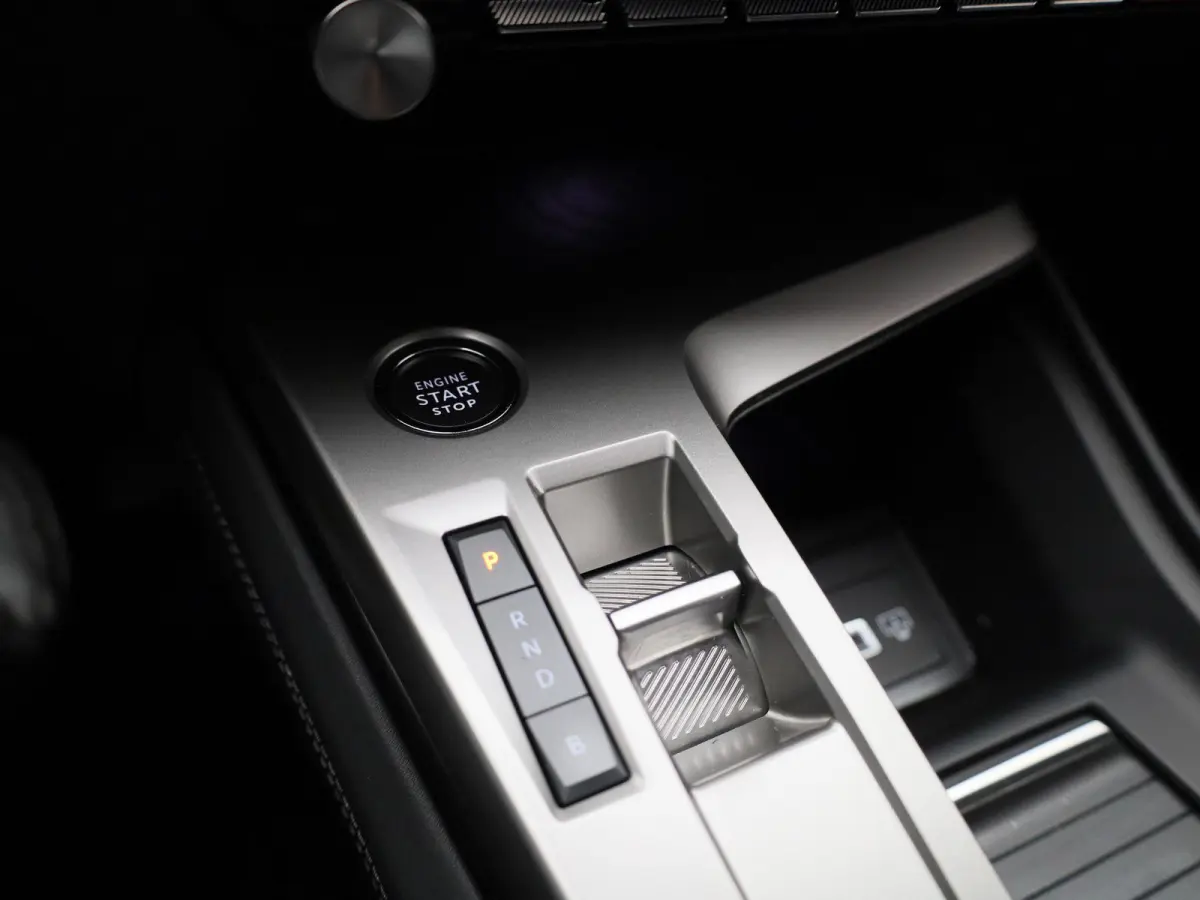 1.6 Plug-in Hybrid 180 Allure | APPLE CARPLAY | ANDROID AUTO | ACHTERUITRIJCAMERA | HALF-LEDER | DIGITAL COCKPIT | NAVIGATIE | CRUISE CONTROL | LED VERLICHTING | LICHTMETALEN VELGEN | GETINT