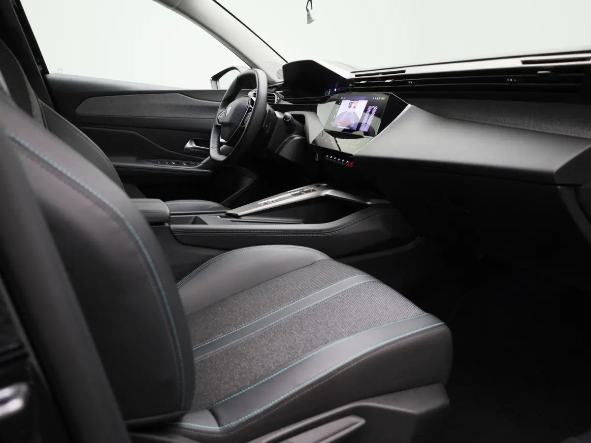 1.6 Plug-in Hybrid 180 Allure | APPLE CARPLAY | ANDROID AUTO | ACHTERUITRIJCAMERA | HALF-LEDER | DIGITAL COCKPIT | NAVIGATIE | CRUISE CONTROL | LED VERLICHTING | LICHTMETALEN VELGEN | GETINT