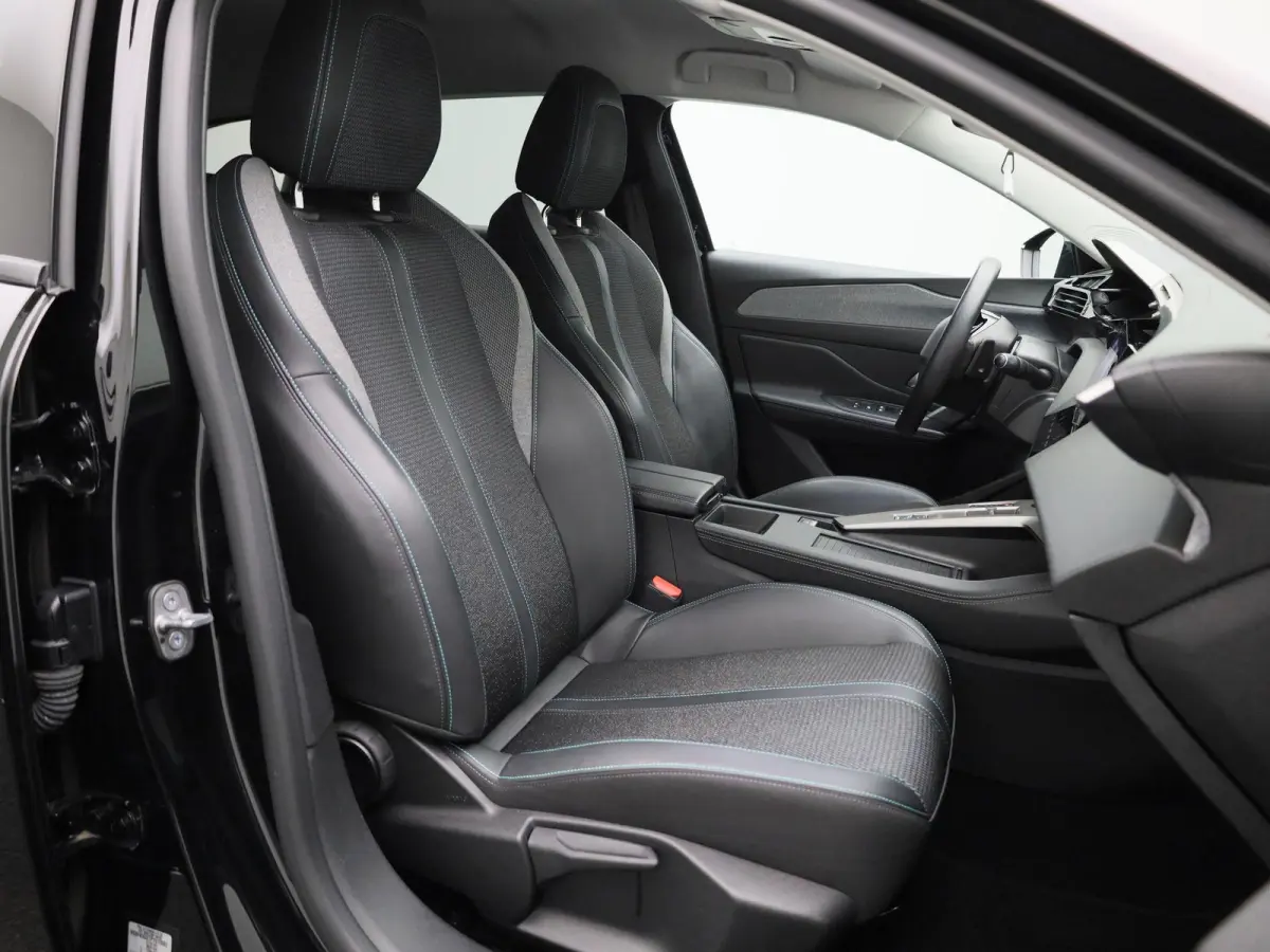 1.6 Plug-in Hybrid 180 Allure | APPLE CARPLAY | ANDROID AUTO | ACHTERUITRIJCAMERA | HALF-LEDER | DIGITAL COCKPIT | NAVIGATIE | CRUISE CONTROL | LED VERLICHTING | LICHTMETALEN VELGEN | GETINT