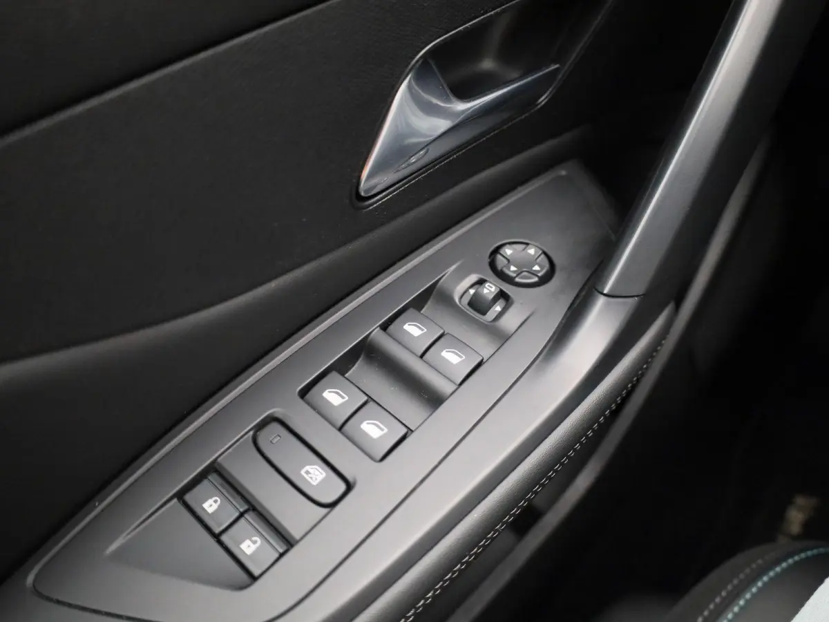 1.6 Plug-in Hybrid 180 Allure | APPLE CARPLAY | ANDROID AUTO | ACHTERUITRIJCAMERA | HALF-LEDER | DIGITAL COCKPIT | NAVIGATIE | CRUISE CONTROL | LED VERLICHTING | LICHTMETALEN VELGEN | GETINT
