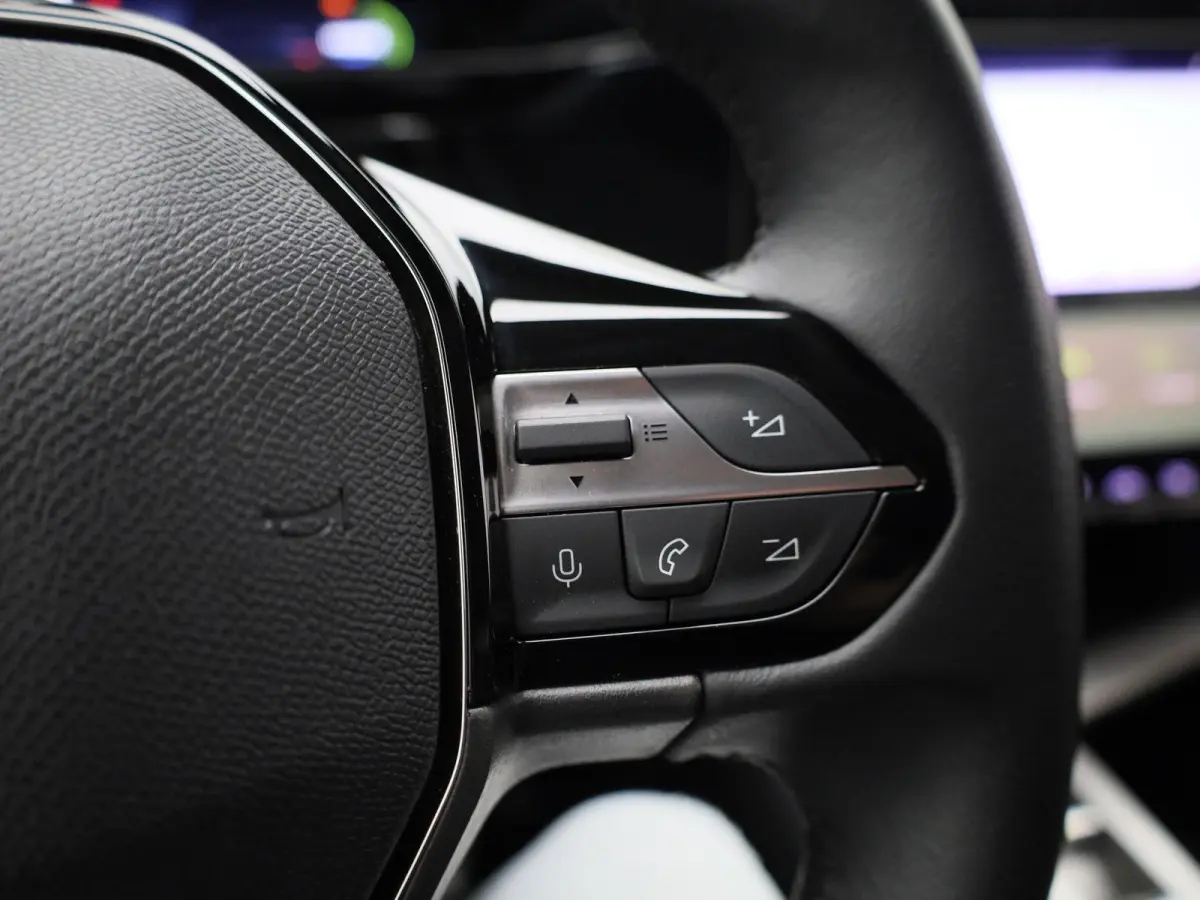 1.6 Plug-in Hybrid 180 Allure | APPLE CARPLAY | ANDROID AUTO | ACHTERUITRIJCAMERA | HALF-LEDER | DIGITAL COCKPIT | NAVIGATIE | CRUISE CONTROL | LED VERLICHTING | LICHTMETALEN VELGEN | GETINT