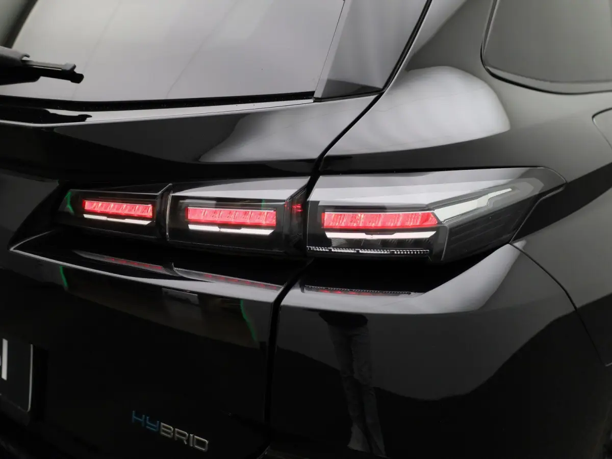 1.6 Plug-in Hybrid 180 Allure | APPLE CARPLAY | ANDROID AUTO | ACHTERUITRIJCAMERA | HALF-LEDER | DIGITAL COCKPIT | NAVIGATIE | CRUISE CONTROL | LED VERLICHTING | LICHTMETALEN VELGEN | GETINT
