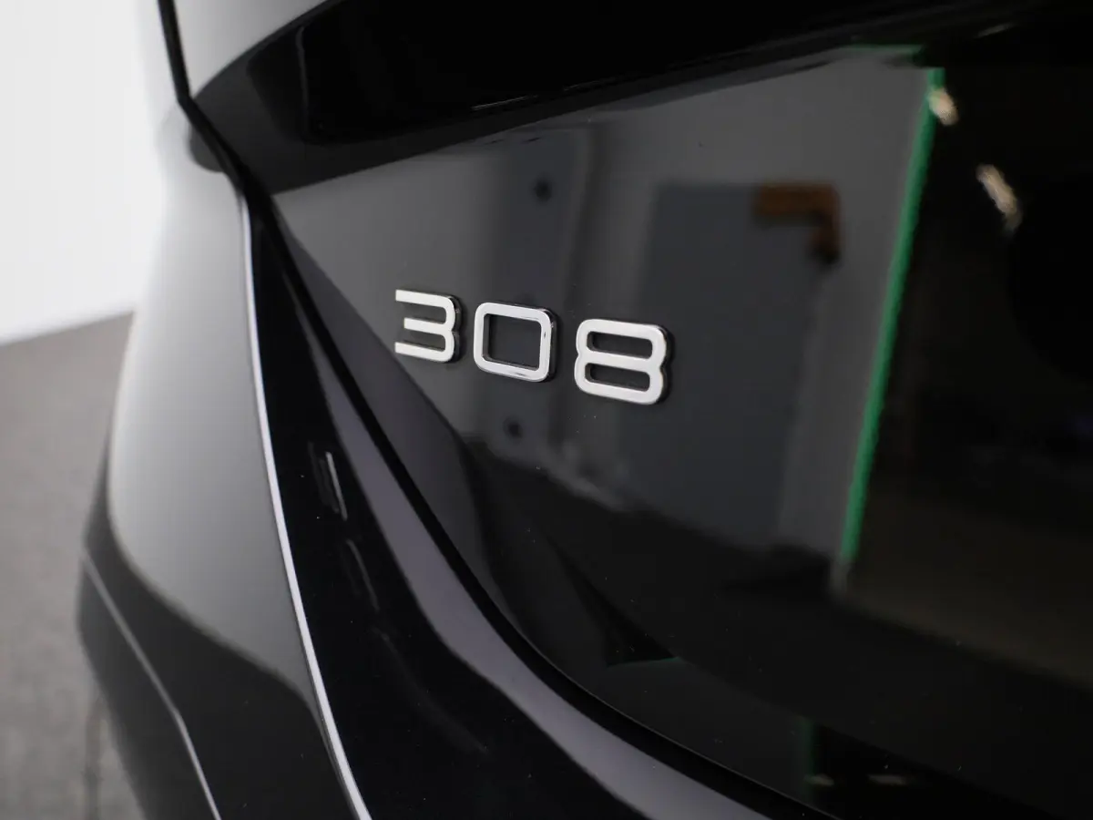 1.6 Plug-in Hybrid 180 Allure | APPLE CARPLAY | ANDROID AUTO | ACHTERUITRIJCAMERA | HALF-LEDER | DIGITAL COCKPIT | NAVIGATIE | CRUISE CONTROL | LED VERLICHTING | LICHTMETALEN VELGEN | GETINT