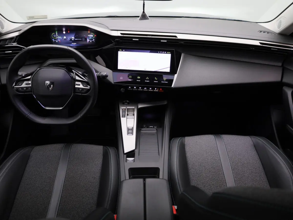 1.6 Plug-in Hybrid 180 Allure | APPLE CARPLAY | ANDROID AUTO | ACHTERUITRIJCAMERA | HALF-LEDER | DIGITAL COCKPIT | NAVIGATIE | CRUISE CONTROL | LED VERLICHTING | LICHTMETALEN VELGEN | GETINT