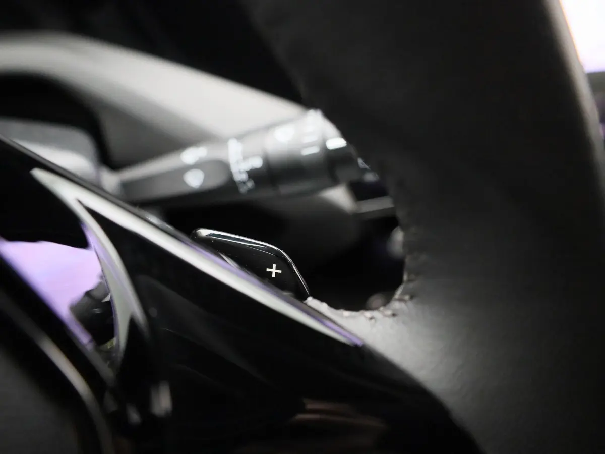 1.6 Plug-in Hybrid 180 Allure | APPLE CARPLAY | ANDROID AUTO | ACHTERUITRIJCAMERA | HALF-LEDER | DIGITAL COCKPIT | NAVIGATIE | CRUISE CONTROL | LED VERLICHTING | LICHTMETALEN VELGEN | GETINT