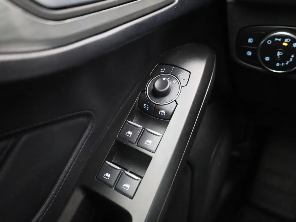 1.0 EcoBoost Hybrid Titanium | APPLE CARPLAY | ANDROID AUTO | PARKEERSENSOREN | LED VERLICHTING | LICHTMETALEN VELGEN | NAVIGATIE | KEYLESS GO | CRUISE CONTROL | RIJSTROOKHULP |