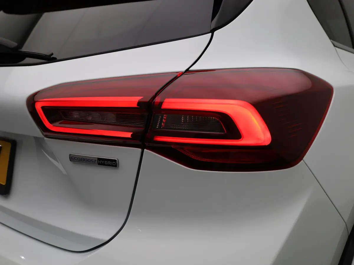 1.0 EcoBoost Hybrid Titanium | APPLE CARPLAY | ANDROID AUTO | PARKEERSENSOREN | LED VERLICHTING | LICHTMETALEN VELGEN | NAVIGATIE | KEYLESS GO | CRUISE CONTROL | RIJSTROOKHULP |