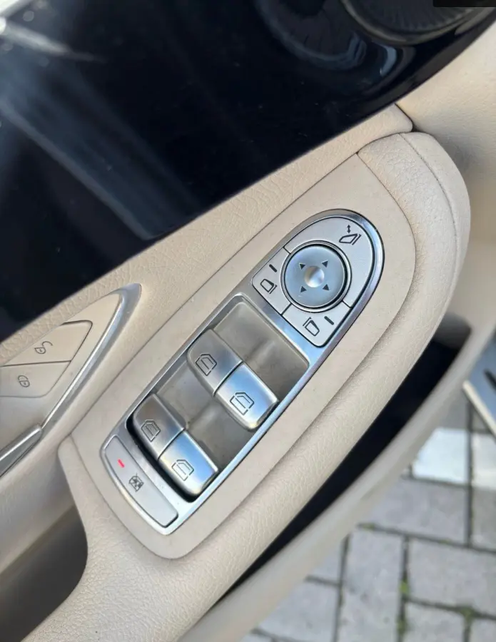 200 Business Solution Limited Camera | Vol Leder | Elek. Stoelen | Carplay | Climate | Stoelverwarming | Trekhaak | LED | Parkeersensoren | Achteruitrijcamera | Airco (automatisch) | Apple C