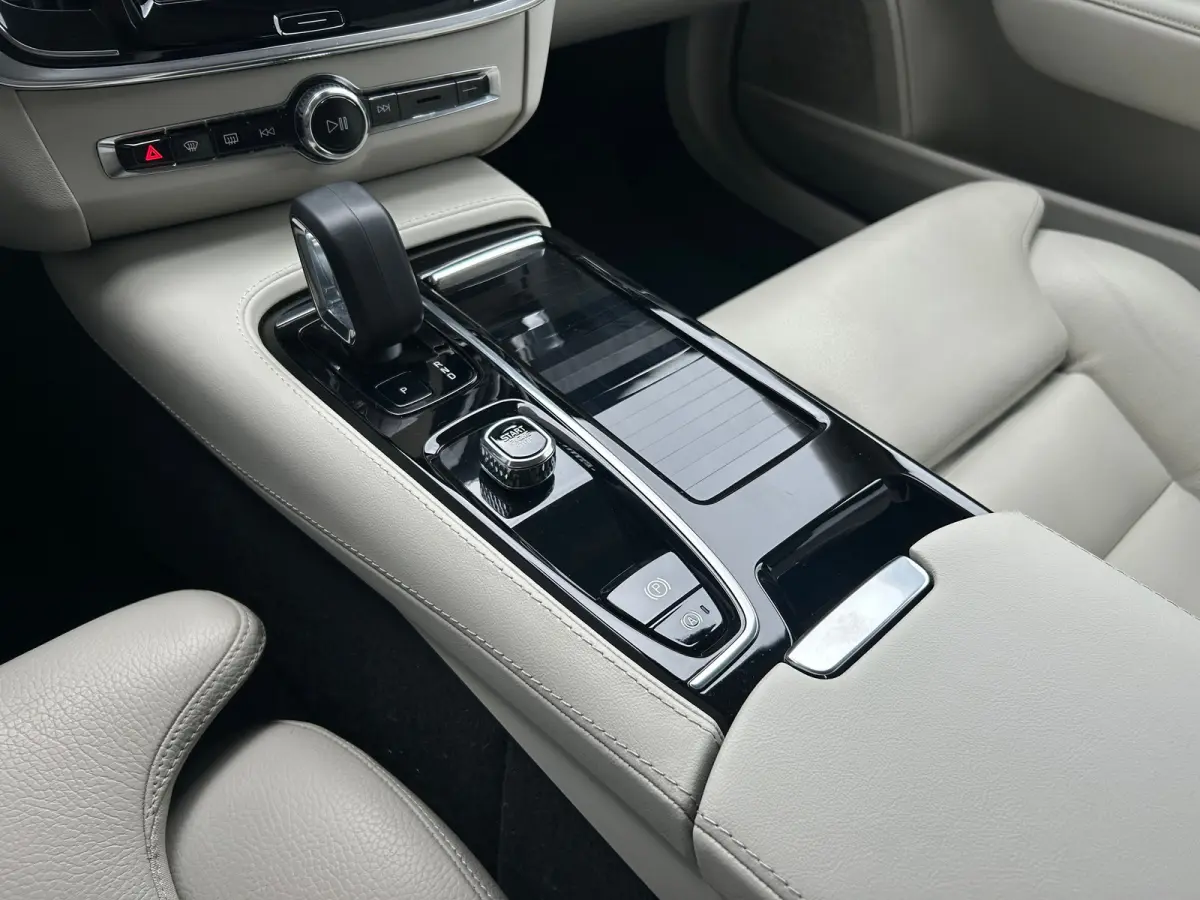 Long Range 2.0 T6 Plug-in hybrid AWD Core Bright | Memory | sOh 99% | Leder | Pilot Assist | BLIS | Stoel & stuurverwarming | Camera |