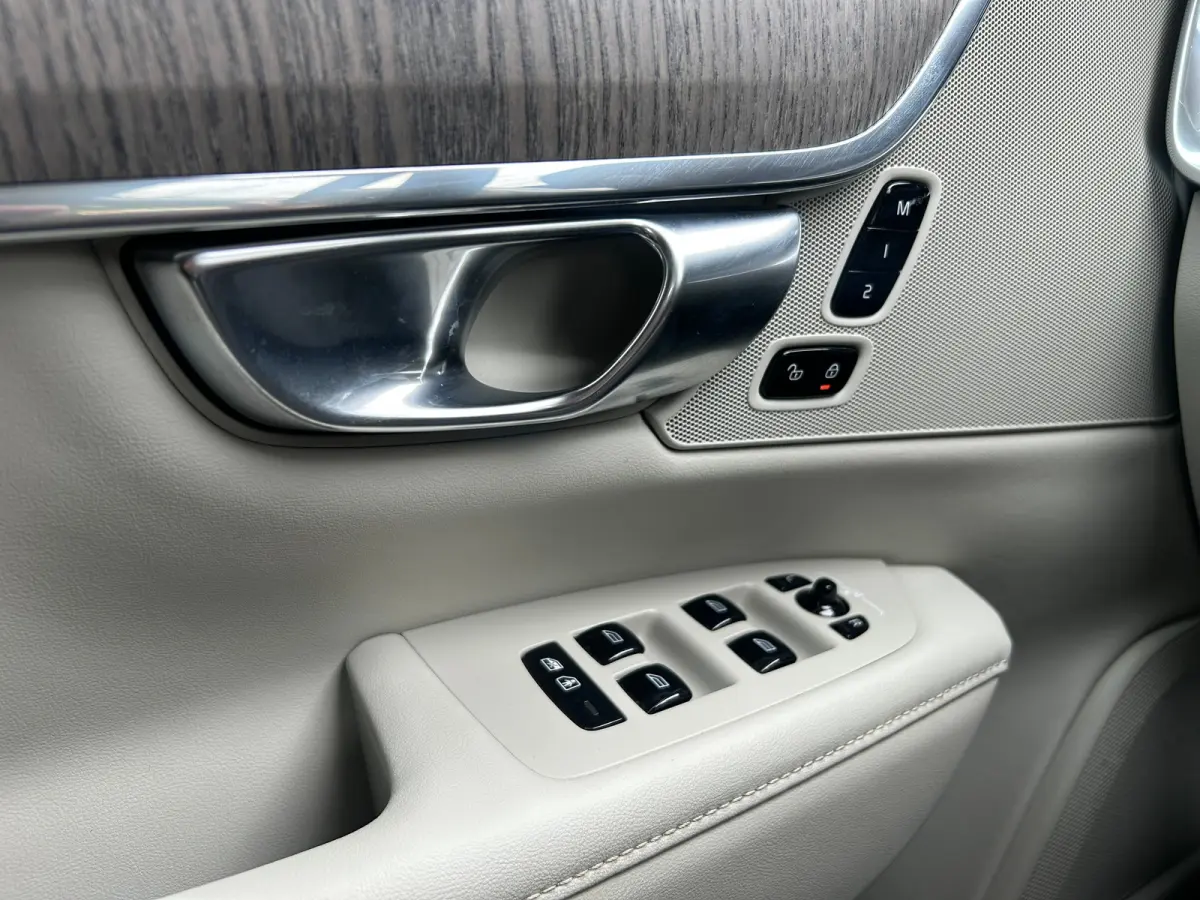 Long Range 2.0 T6 Plug-in hybrid AWD Core Bright | Memory | sOh 99% | Leder | Pilot Assist | BLIS | Stoel & stuurverwarming | Camera |