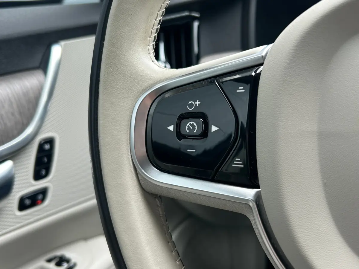 Long Range 2.0 T6 Plug-in hybrid AWD Core Bright | Memory | sOh 99% | Leder | Pilot Assist | BLIS | Stoel & stuurverwarming | Camera |