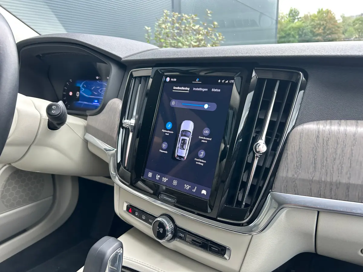 Long Range 2.0 T6 Plug-in hybrid AWD Core Bright | Memory | sOh 99% | Leder | Pilot Assist | BLIS | Stoel & stuurverwarming | Camera |