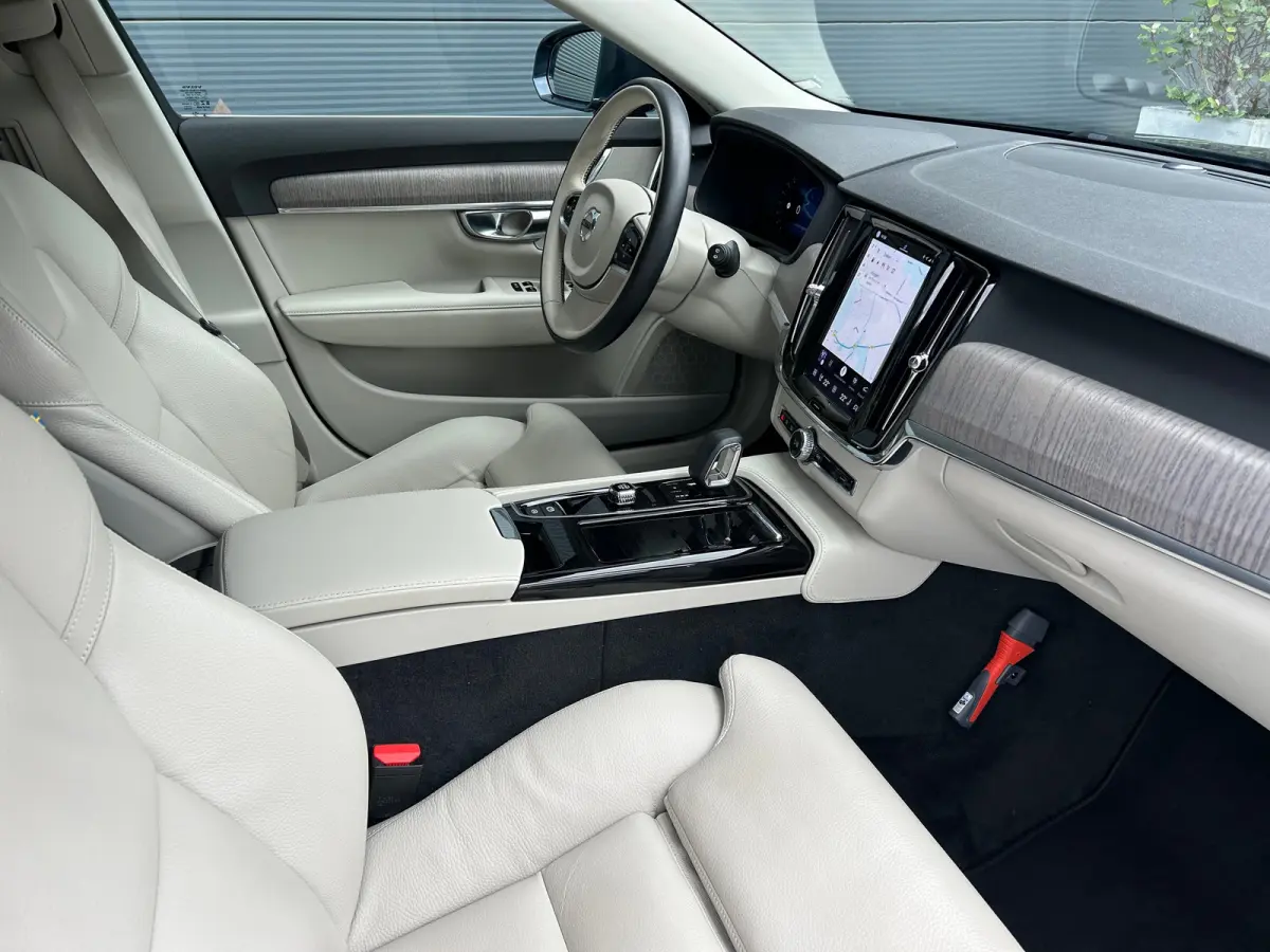 Long Range 2.0 T6 Plug-in hybrid AWD Core Bright | Memory | sOh 99% | Leder | Pilot Assist | BLIS | Stoel & stuurverwarming | Camera |