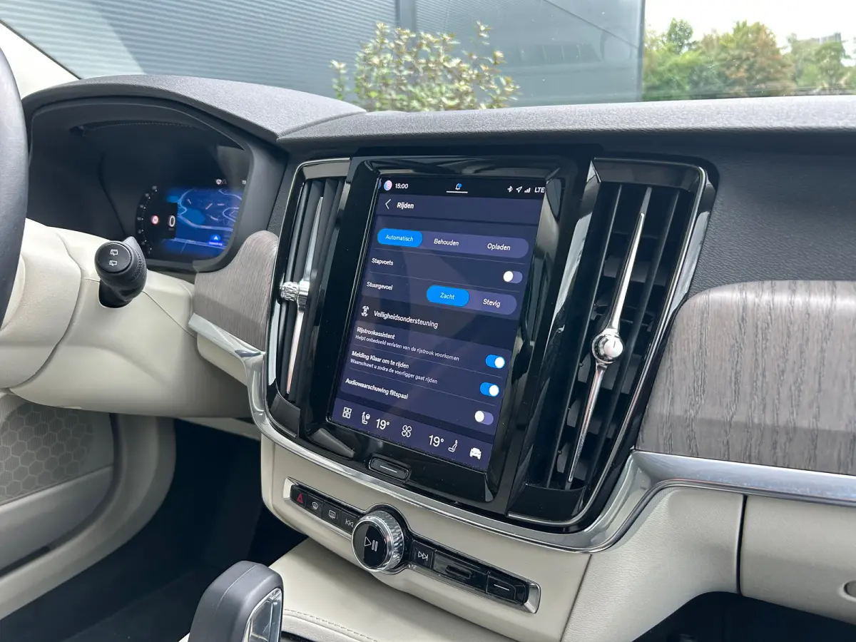 Long Range 2.0 T6 Plug-in hybrid AWD Core Bright | Memory | sOh 99% | Leder | Pilot Assist | BLIS | Stoel & stuurverwarming | Camera |