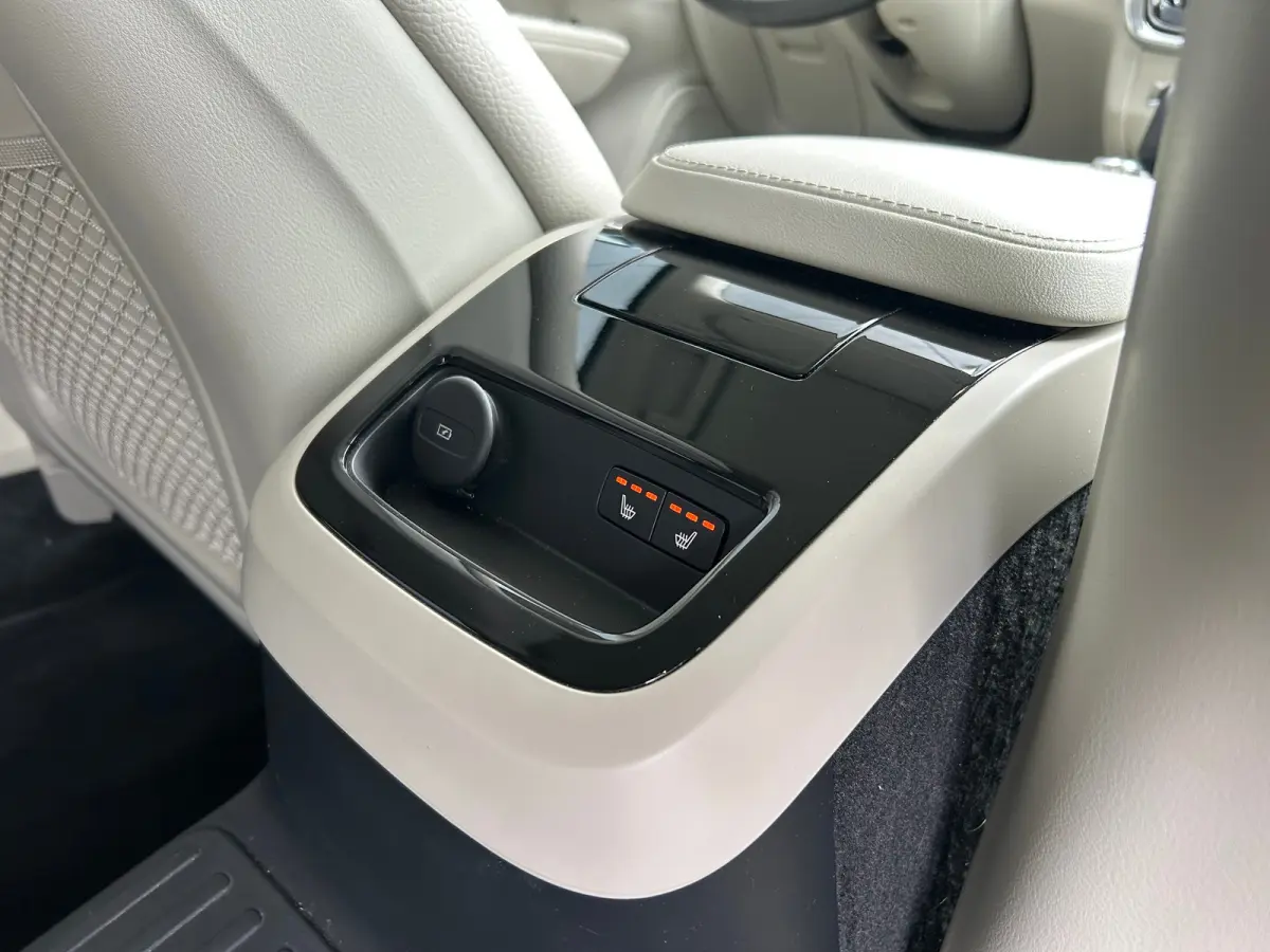 Long Range 2.0 T6 Plug-in hybrid AWD Core Bright | Memory | sOh 99% | Leder | Pilot Assist | BLIS | Stoel & stuurverwarming | Camera |