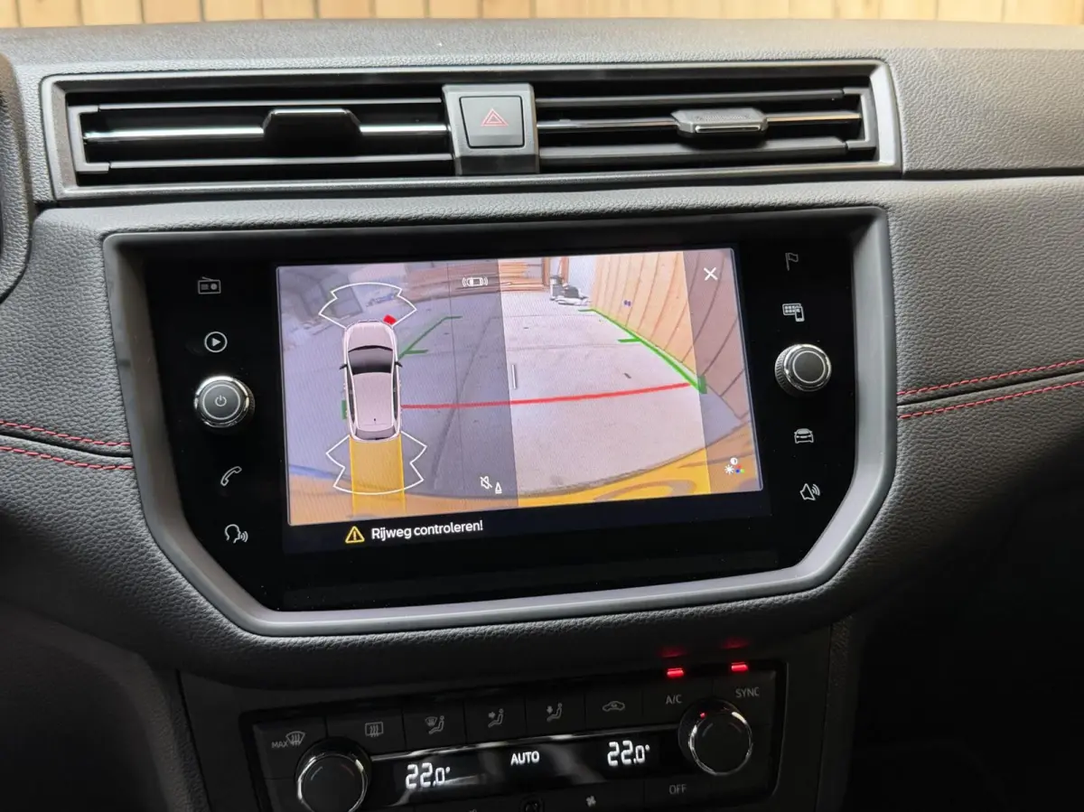 1.0 TSI FR Business Intense Apple CarPlay/Android Auto | Achteruitrijcamera | Cruise & climate control | DAB ontvanger | Navigatiesysteem | Lichtmetalen velgen | Parkeersensoren voor en acht