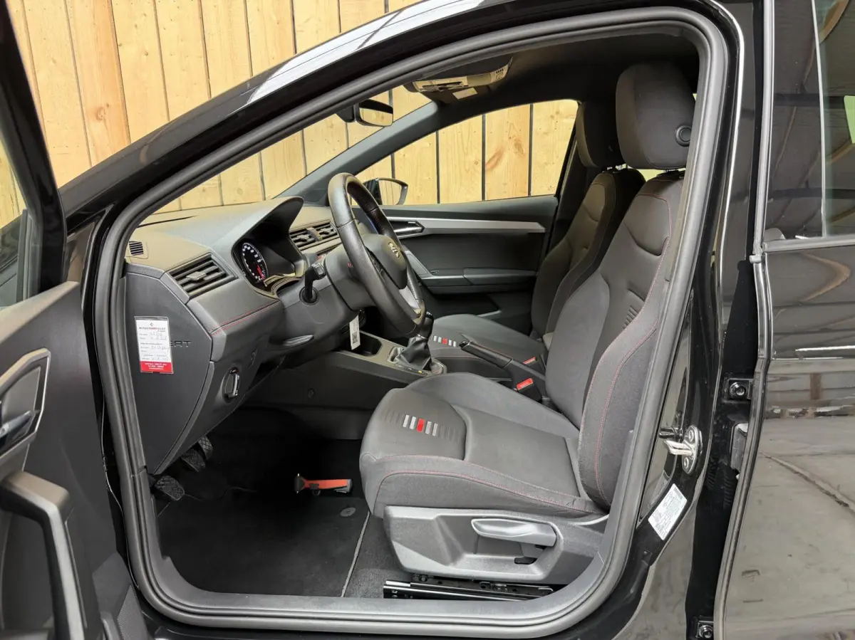 1.0 TSI FR Business Intense Apple CarPlay/Android Auto | Achteruitrijcamera | Cruise & climate control | DAB ontvanger | Navigatiesysteem | Lichtmetalen velgen | Parkeersensoren voor en acht