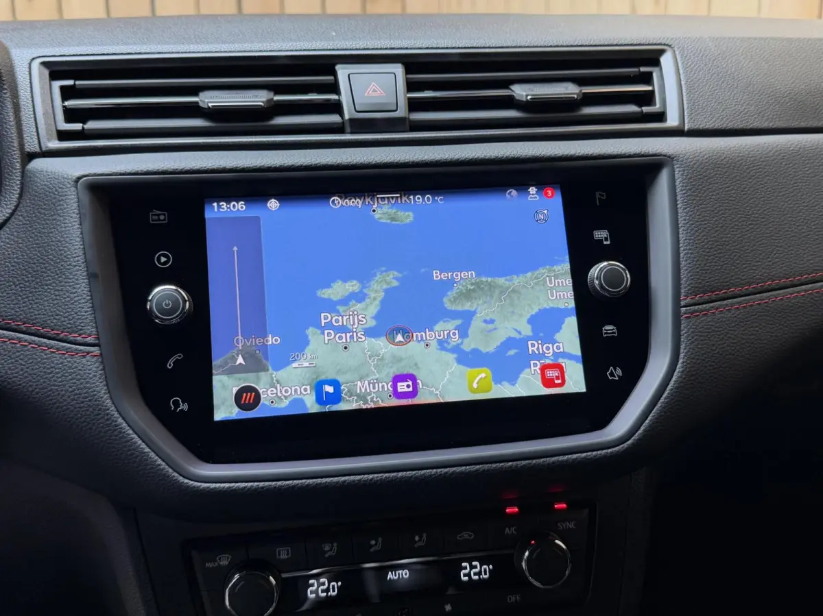 1.0 TSI FR Business Intense Apple CarPlay/Android Auto | Achteruitrijcamera | Cruise & climate control | DAB ontvanger | Navigatiesysteem | Lichtmetalen velgen | Parkeersensoren voor en acht