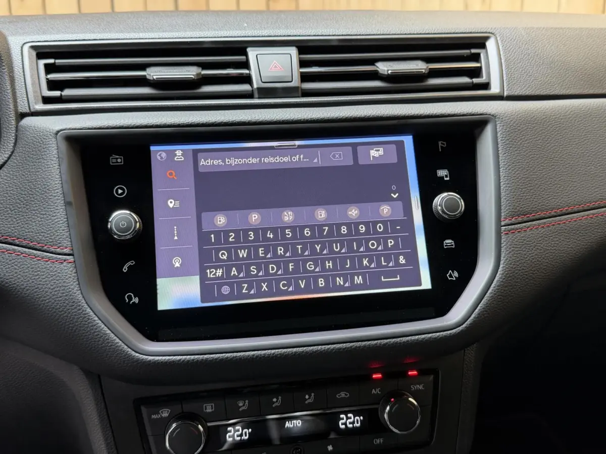 1.0 TSI FR Business Intense Apple CarPlay/Android Auto | Achteruitrijcamera | Cruise & climate control | DAB ontvanger | Navigatiesysteem | Lichtmetalen velgen | Parkeersensoren voor en acht
