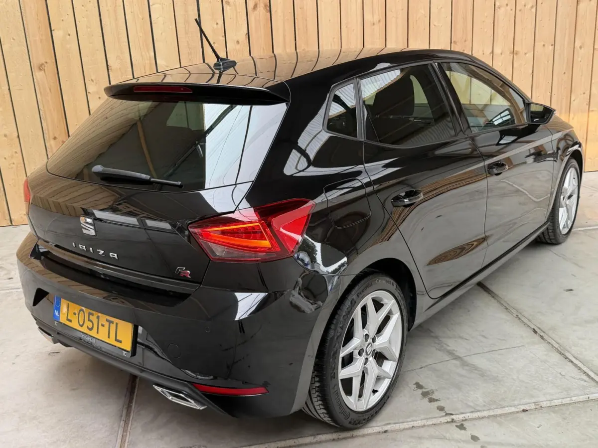 1.0 TSI FR Business Intense Apple CarPlay/Android Auto | Achteruitrijcamera | Cruise & climate control | DAB ontvanger | Navigatiesysteem | Lichtmetalen velgen | Parkeersensoren voor en acht