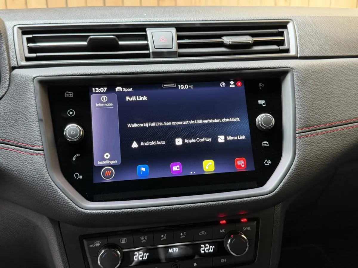 1.0 TSI FR Business Intense Apple CarPlay/Android Auto | Achteruitrijcamera | Cruise & climate control | DAB ontvanger | Navigatiesysteem | Lichtmetalen velgen | Parkeersensoren voor en acht
