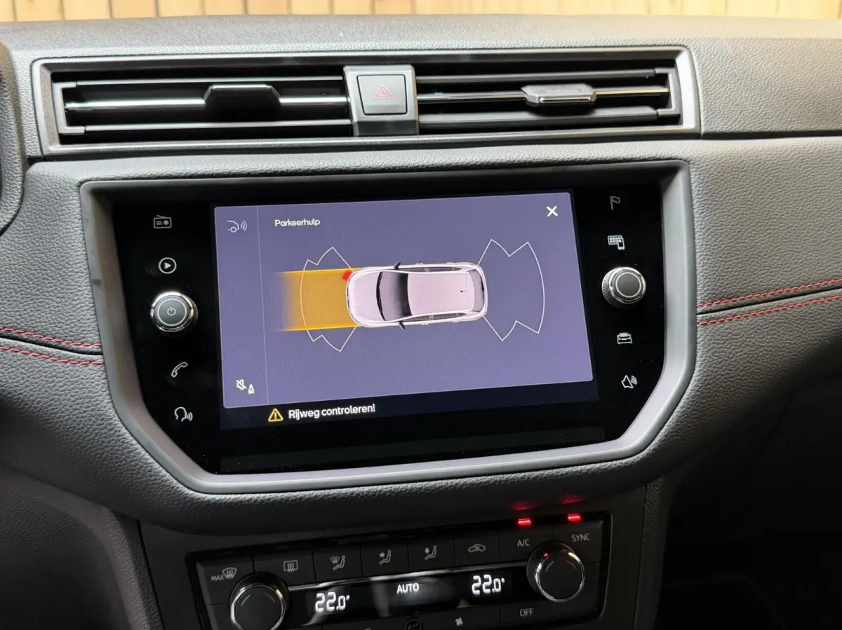 1.0 TSI FR Business Intense Apple CarPlay/Android Auto | Achteruitrijcamera | Cruise & climate control | DAB ontvanger | Navigatiesysteem | Lichtmetalen velgen | Parkeersensoren voor en acht