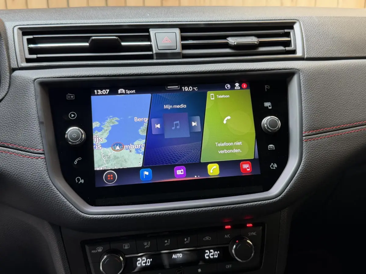 1.0 TSI FR Business Intense Apple CarPlay/Android Auto | Achteruitrijcamera | Cruise & climate control | DAB ontvanger | Navigatiesysteem | Lichtmetalen velgen | Parkeersensoren voor en acht