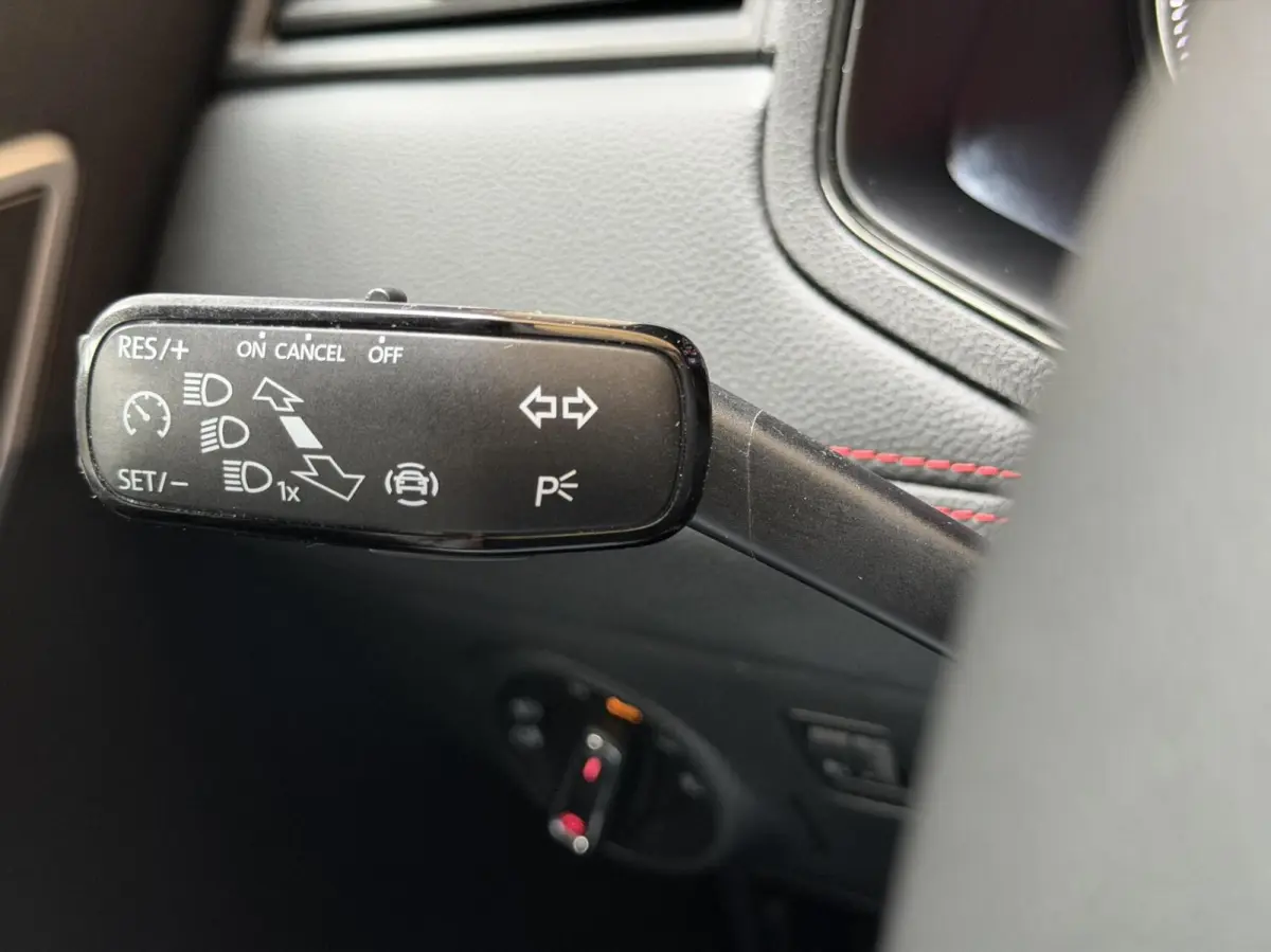 1.0 TSI FR Business Intense Apple CarPlay/Android Auto | Achteruitrijcamera | Cruise & climate control | DAB ontvanger | Navigatiesysteem | Lichtmetalen velgen | Parkeersensoren voor en acht
