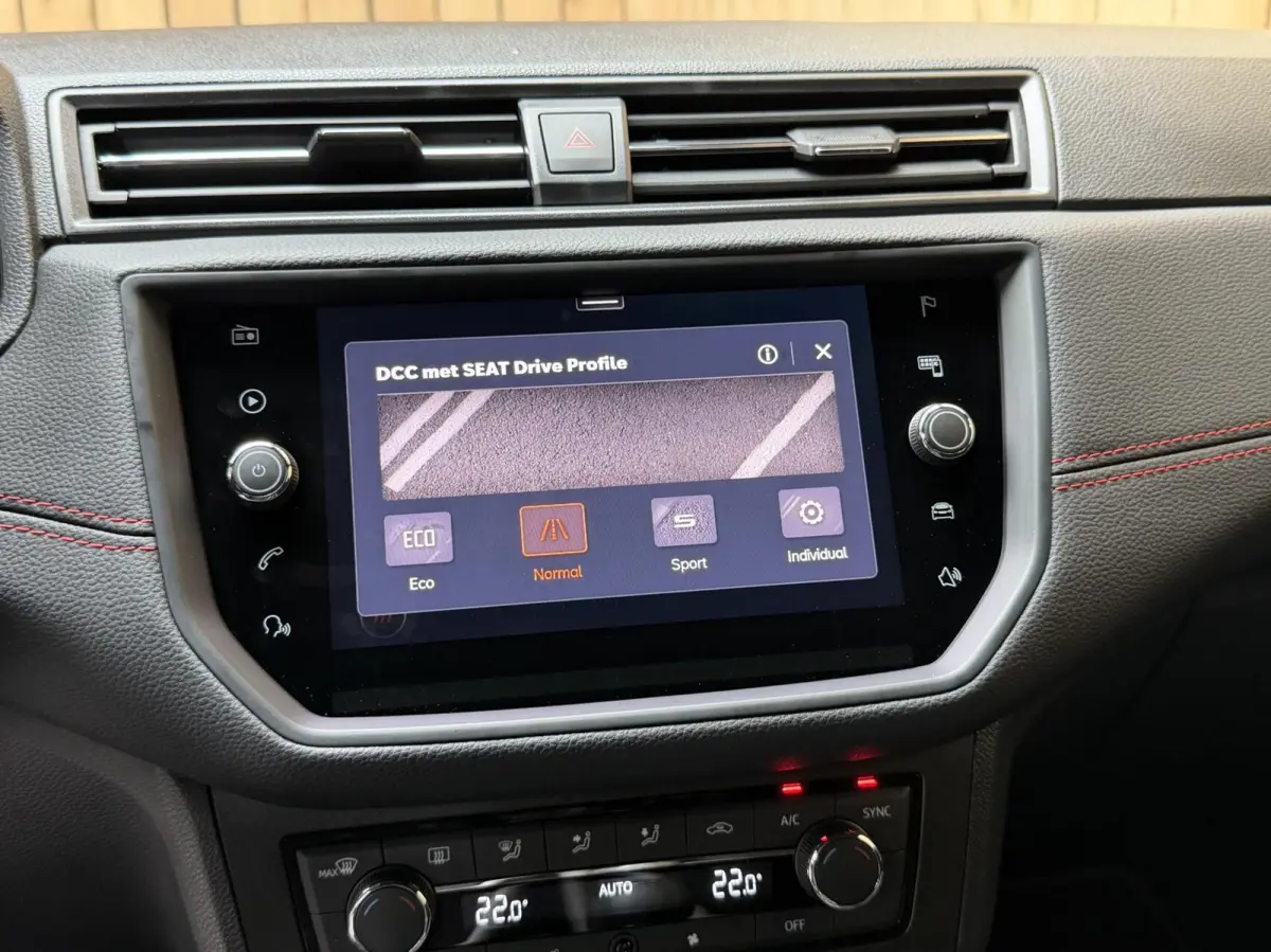 1.0 TSI FR Business Intense Apple CarPlay/Android Auto | Achteruitrijcamera | Cruise & climate control | DAB ontvanger | Navigatiesysteem | Lichtmetalen velgen | Parkeersensoren voor en acht
