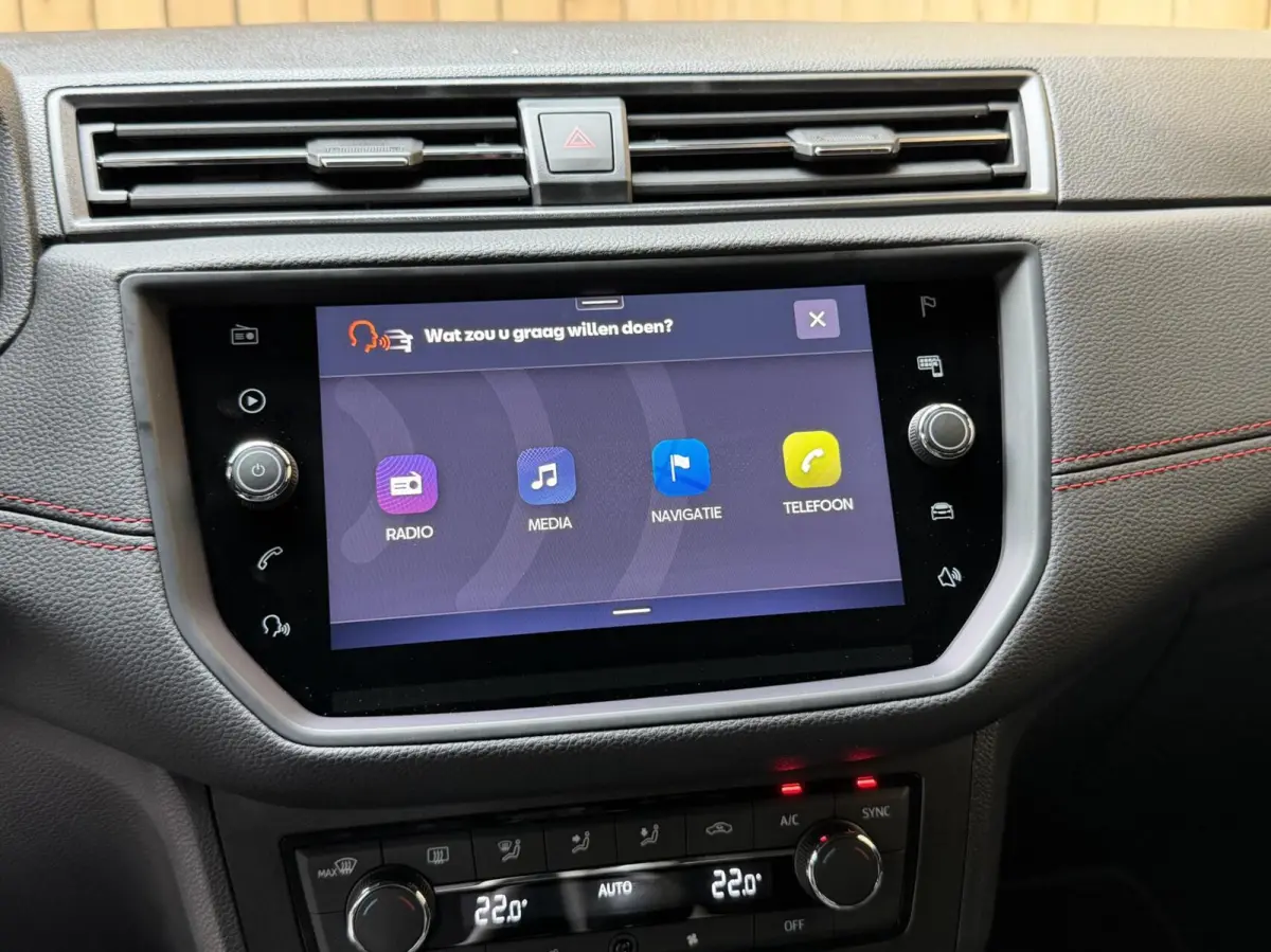 1.0 TSI FR Business Intense Apple CarPlay/Android Auto | Achteruitrijcamera | Cruise & climate control | DAB ontvanger | Navigatiesysteem | Lichtmetalen velgen | Parkeersensoren voor en acht