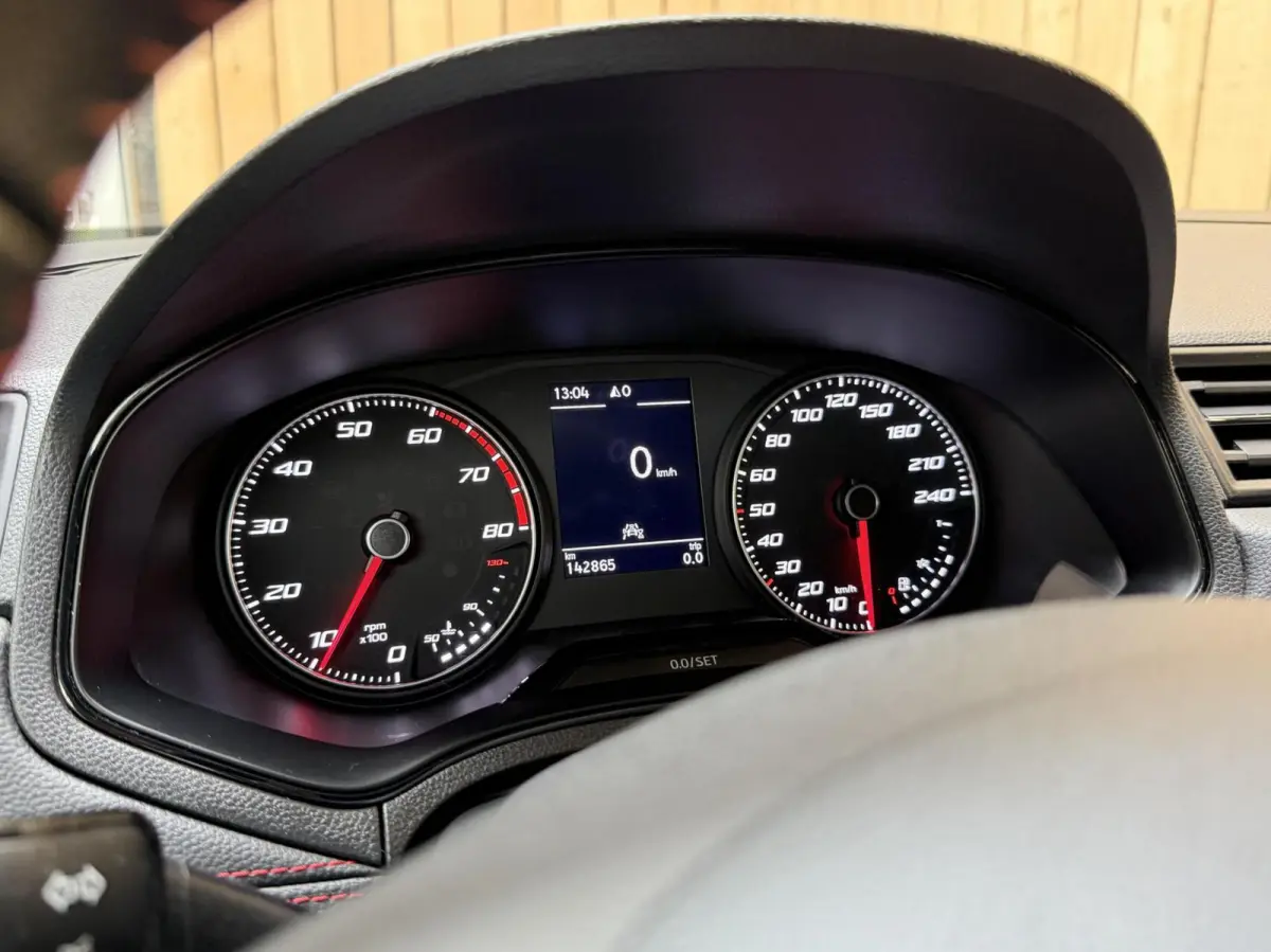 1.0 TSI FR Business Intense Apple CarPlay/Android Auto | Achteruitrijcamera | Cruise & climate control | DAB ontvanger | Navigatiesysteem | Lichtmetalen velgen | Parkeersensoren voor en acht