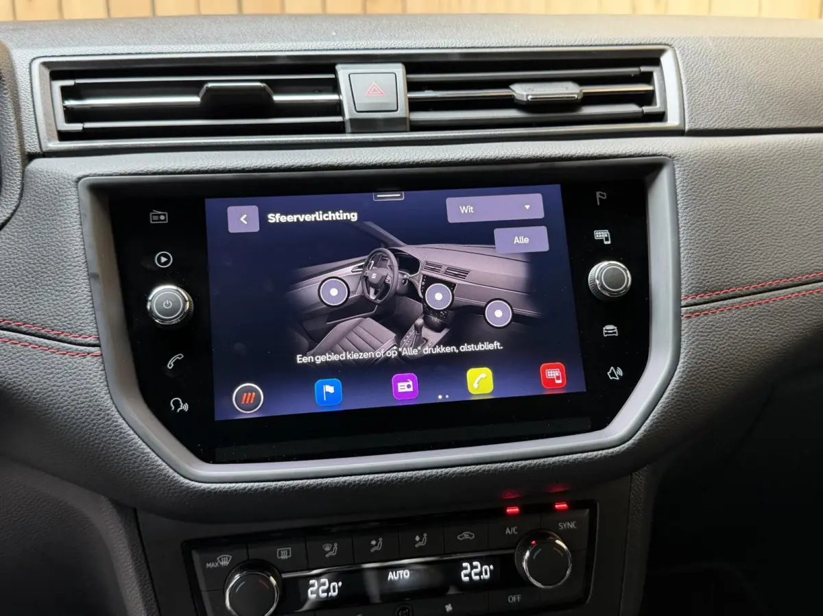 1.0 TSI FR Business Intense Apple CarPlay/Android Auto | Achteruitrijcamera | Cruise & climate control | DAB ontvanger | Navigatiesysteem | Lichtmetalen velgen | Parkeersensoren voor en acht
