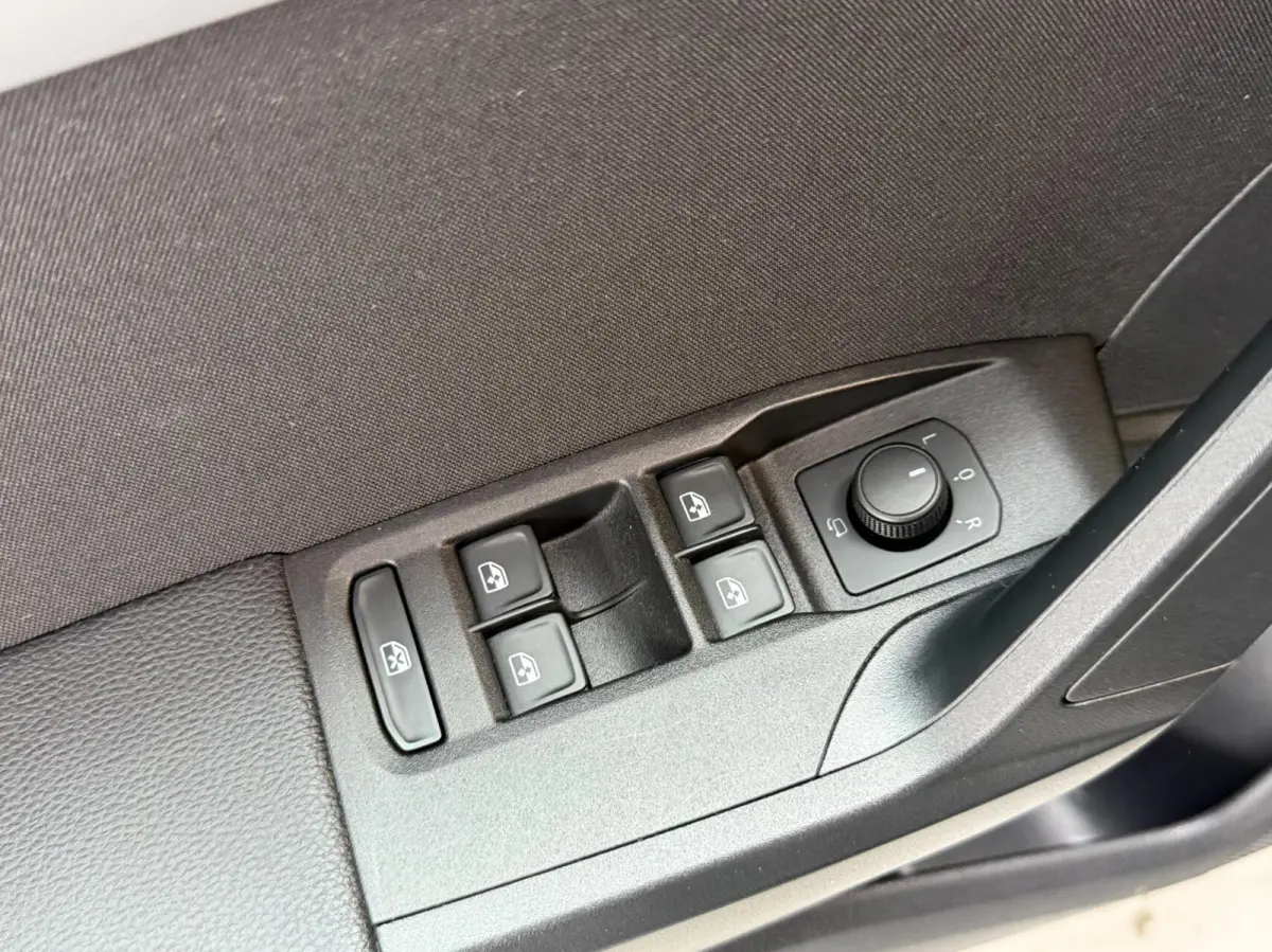 1.0 TSI FR Business Intense Apple CarPlay/Android Auto | Achteruitrijcamera | Cruise & climate control | DAB ontvanger | Navigatiesysteem | Lichtmetalen velgen | Parkeersensoren voor en acht