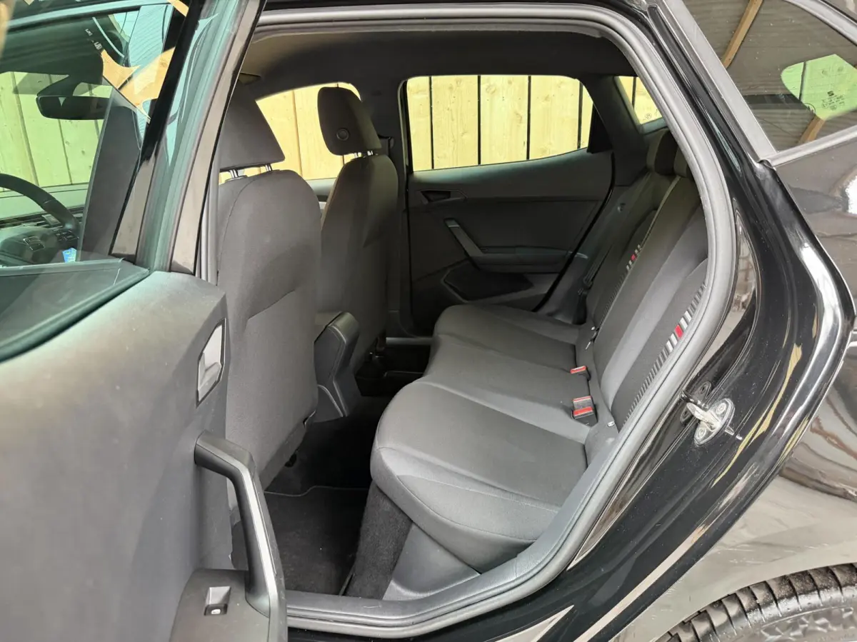 1.0 TSI FR Business Intense Apple CarPlay/Android Auto | Achteruitrijcamera | Cruise & climate control | DAB ontvanger | Navigatiesysteem | Lichtmetalen velgen | Parkeersensoren voor en acht