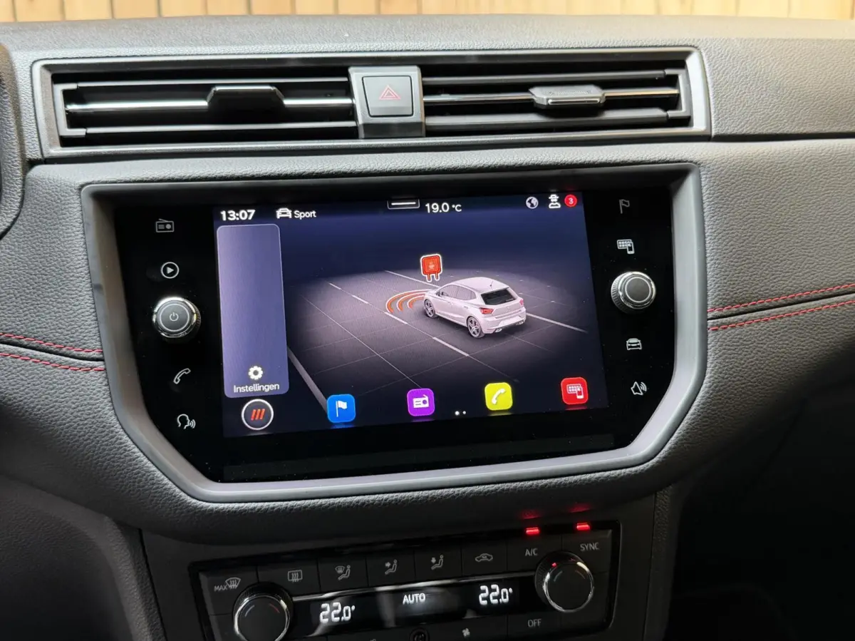 1.0 TSI FR Business Intense Apple CarPlay/Android Auto | Achteruitrijcamera | Cruise & climate control | DAB ontvanger | Navigatiesysteem | Lichtmetalen velgen | Parkeersensoren voor en acht
