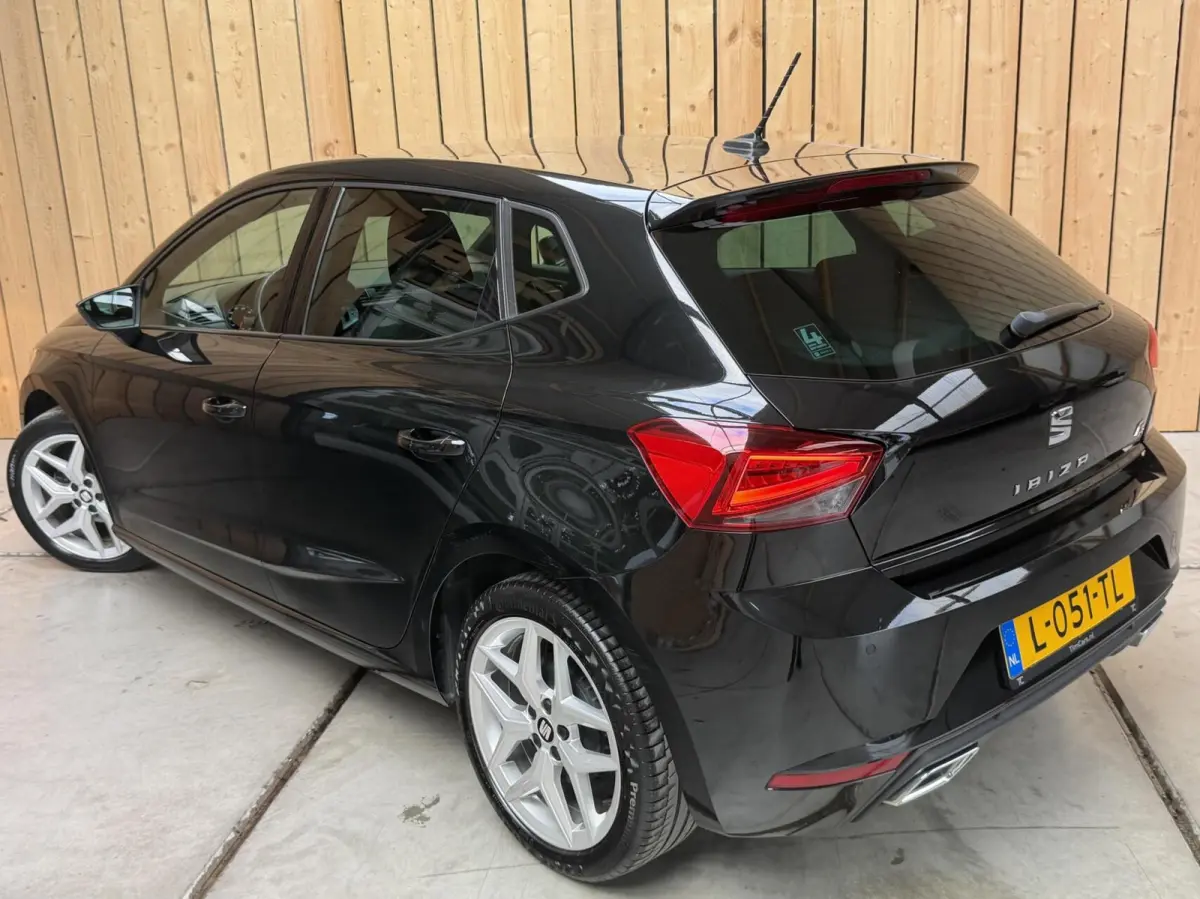 1.0 TSI FR Business Intense Apple CarPlay/Android Auto | Achteruitrijcamera | Cruise & climate control | DAB ontvanger | Navigatiesysteem | Lichtmetalen velgen | Parkeersensoren voor en acht