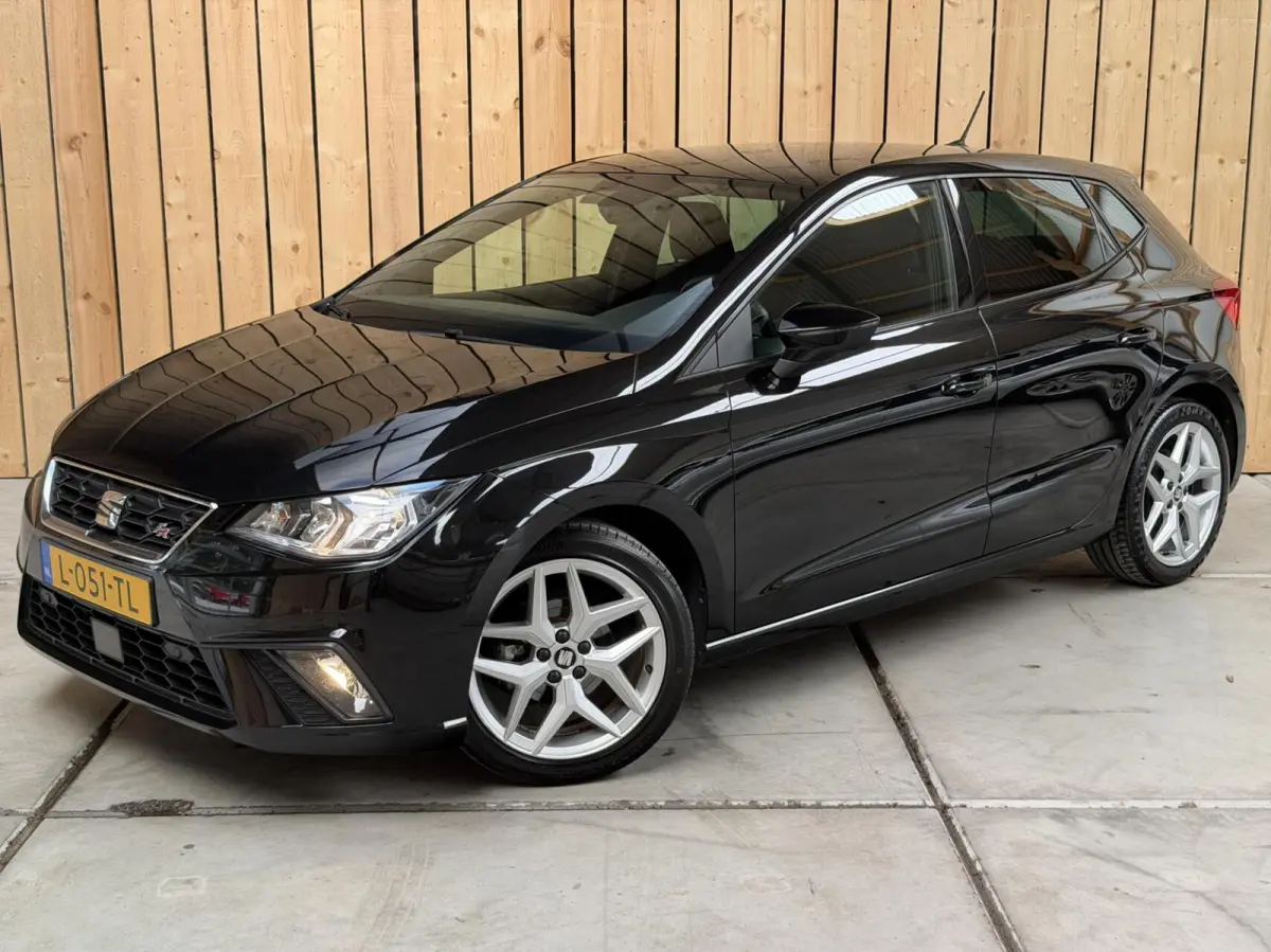 1.0 TSI FR Business Intense Apple CarPlay/Android Auto | Achteruitrijcamera | Cruise & climate control | DAB ontvanger | Navigatiesysteem | Lichtmetalen velgen | Parkeersensoren voor en acht