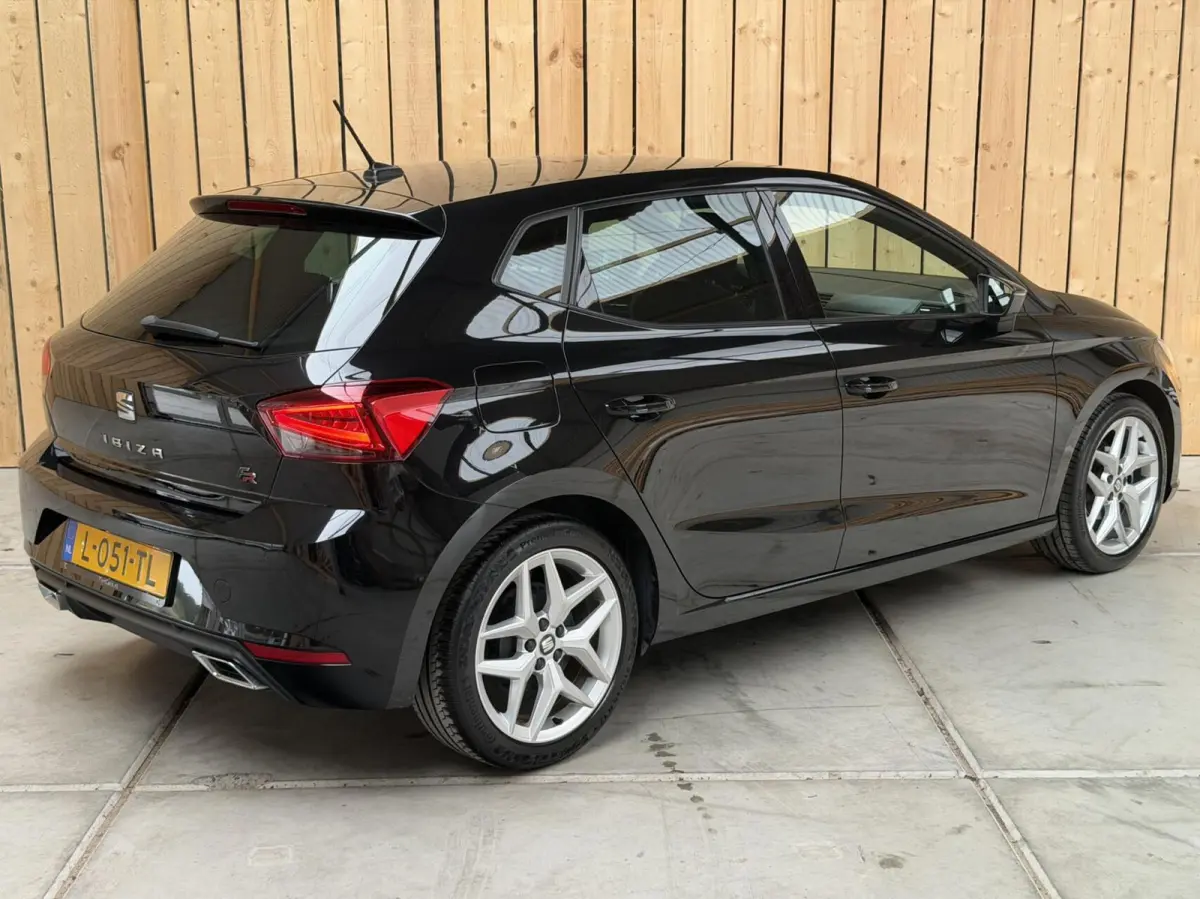 1.0 TSI FR Business Intense Apple CarPlay/Android Auto | Achteruitrijcamera | Cruise & climate control | DAB ontvanger | Navigatiesysteem | Lichtmetalen velgen | Parkeersensoren voor en acht