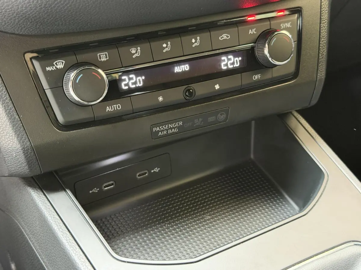 1.0 TSI FR Business Intense Apple CarPlay/Android Auto | Achteruitrijcamera | Cruise & climate control | DAB ontvanger | Navigatiesysteem | Lichtmetalen velgen | Parkeersensoren voor en acht