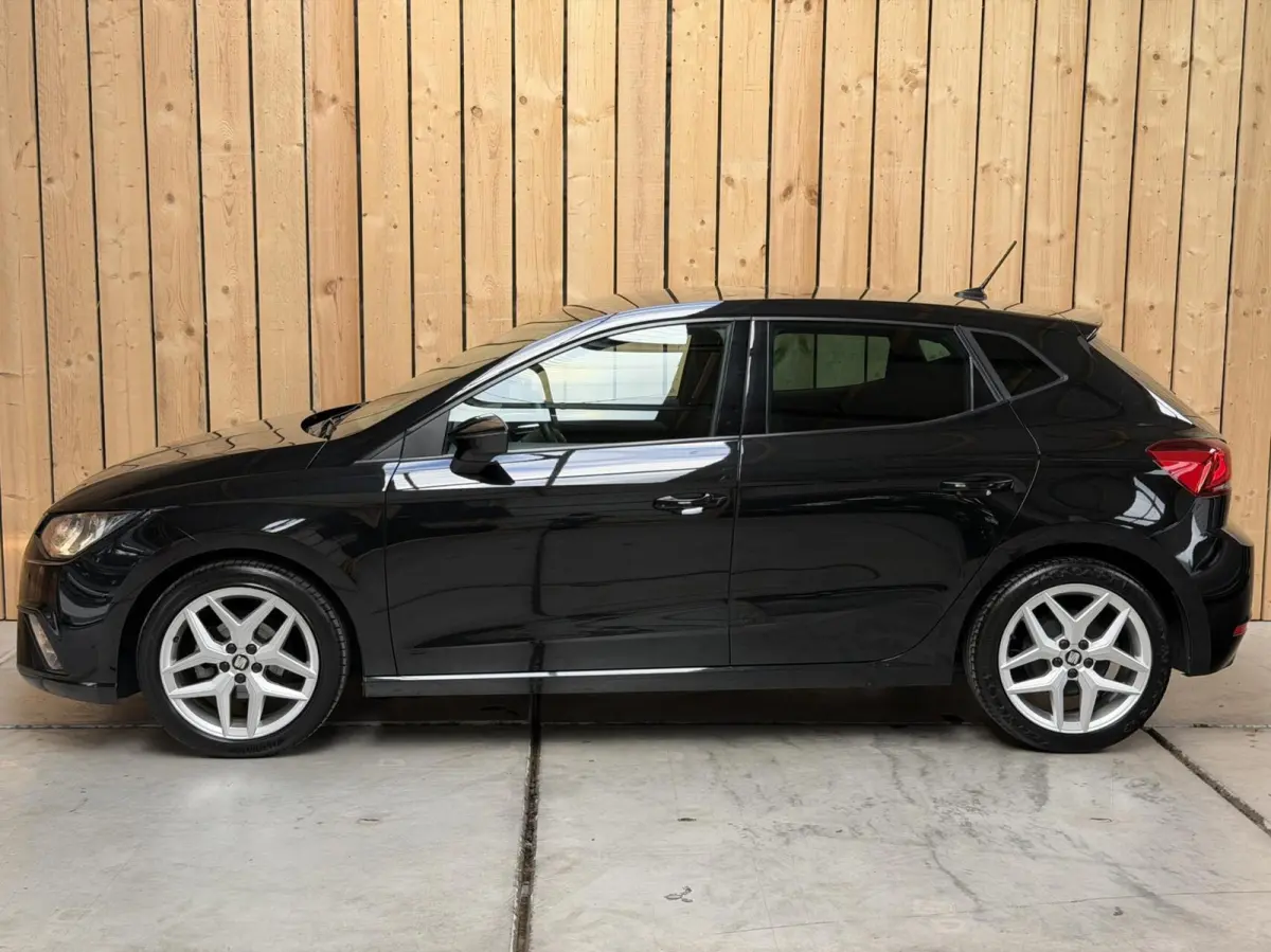 1.0 TSI FR Business Intense Apple CarPlay/Android Auto | Achteruitrijcamera | Cruise & climate control | DAB ontvanger | Navigatiesysteem | Lichtmetalen velgen | Parkeersensoren voor en acht