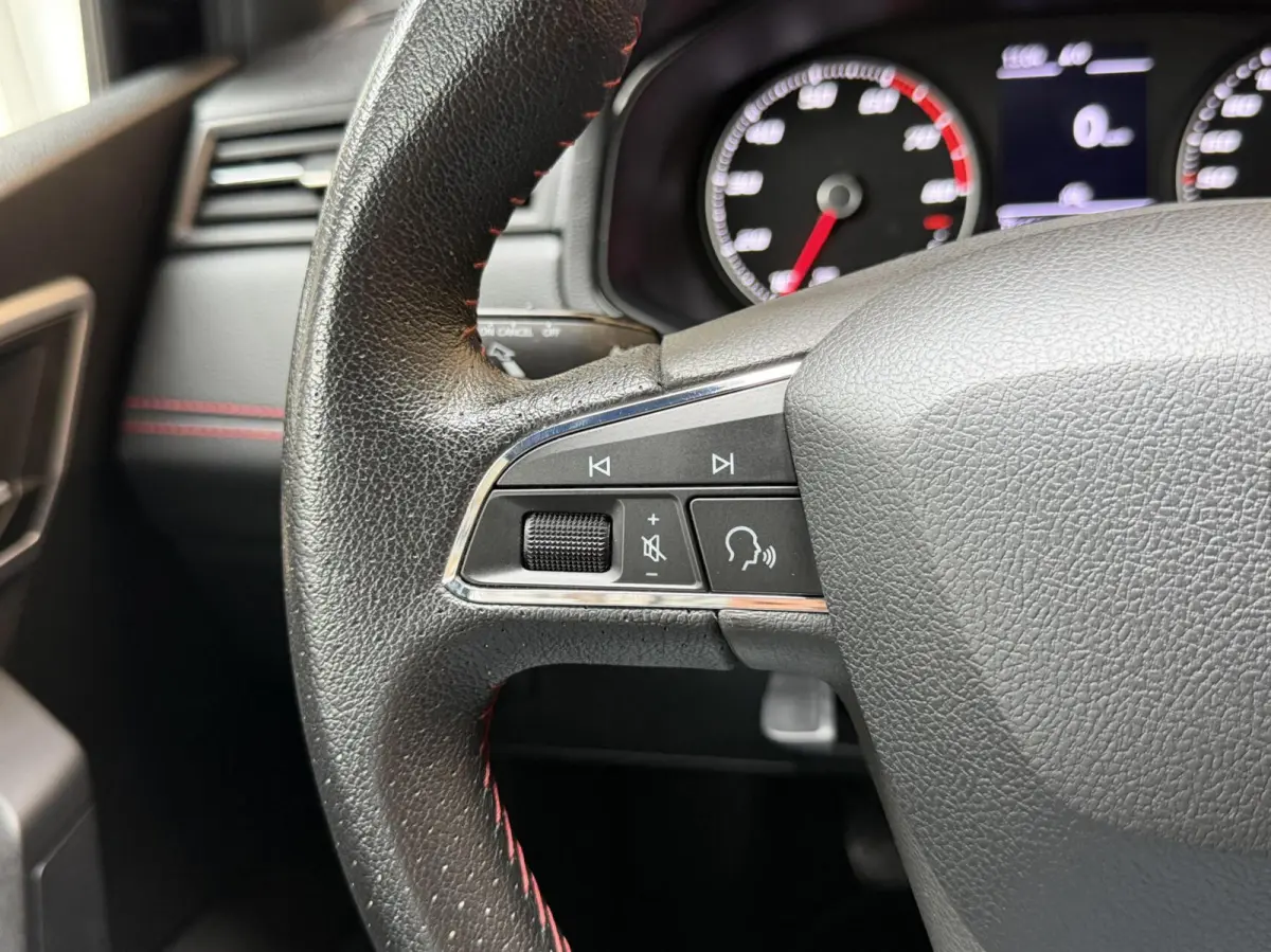 1.0 TSI FR Business Intense Apple CarPlay/Android Auto | Achteruitrijcamera | Cruise & climate control | DAB ontvanger | Navigatiesysteem | Lichtmetalen velgen | Parkeersensoren voor en acht