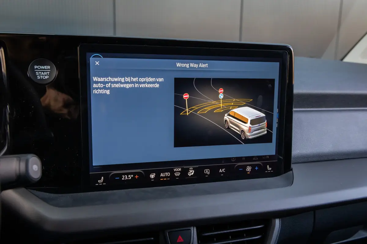 Cour. E-Transit Limited 44kWh Achteruitrijcamera | Snel rijden | Apple Carplay en Android auto |
