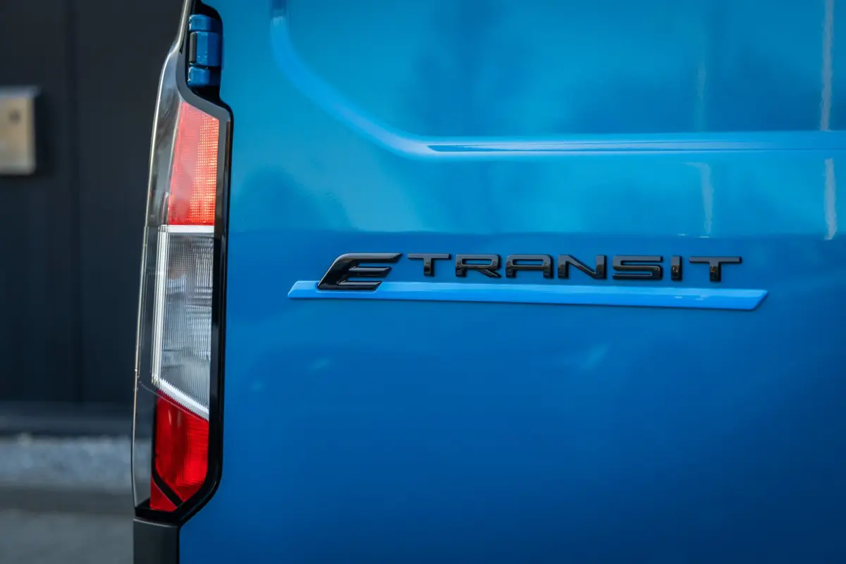 Cour. E-Transit Limited 44kWh Achteruitrijcamera | Snel rijden | Apple Carplay en Android auto |